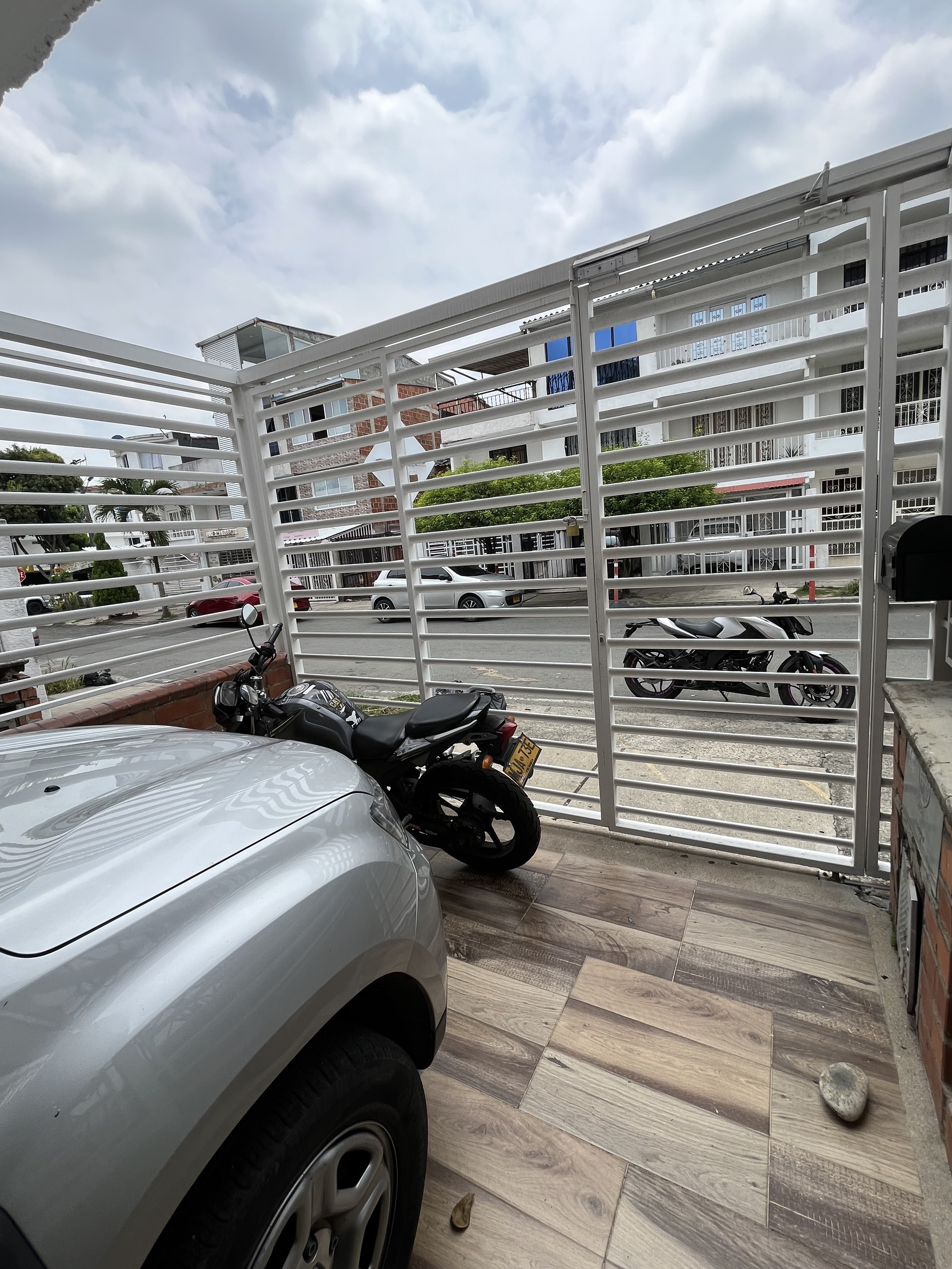 VENDO CASA EN CALICANTO ADECUADA PARA OFICINAS