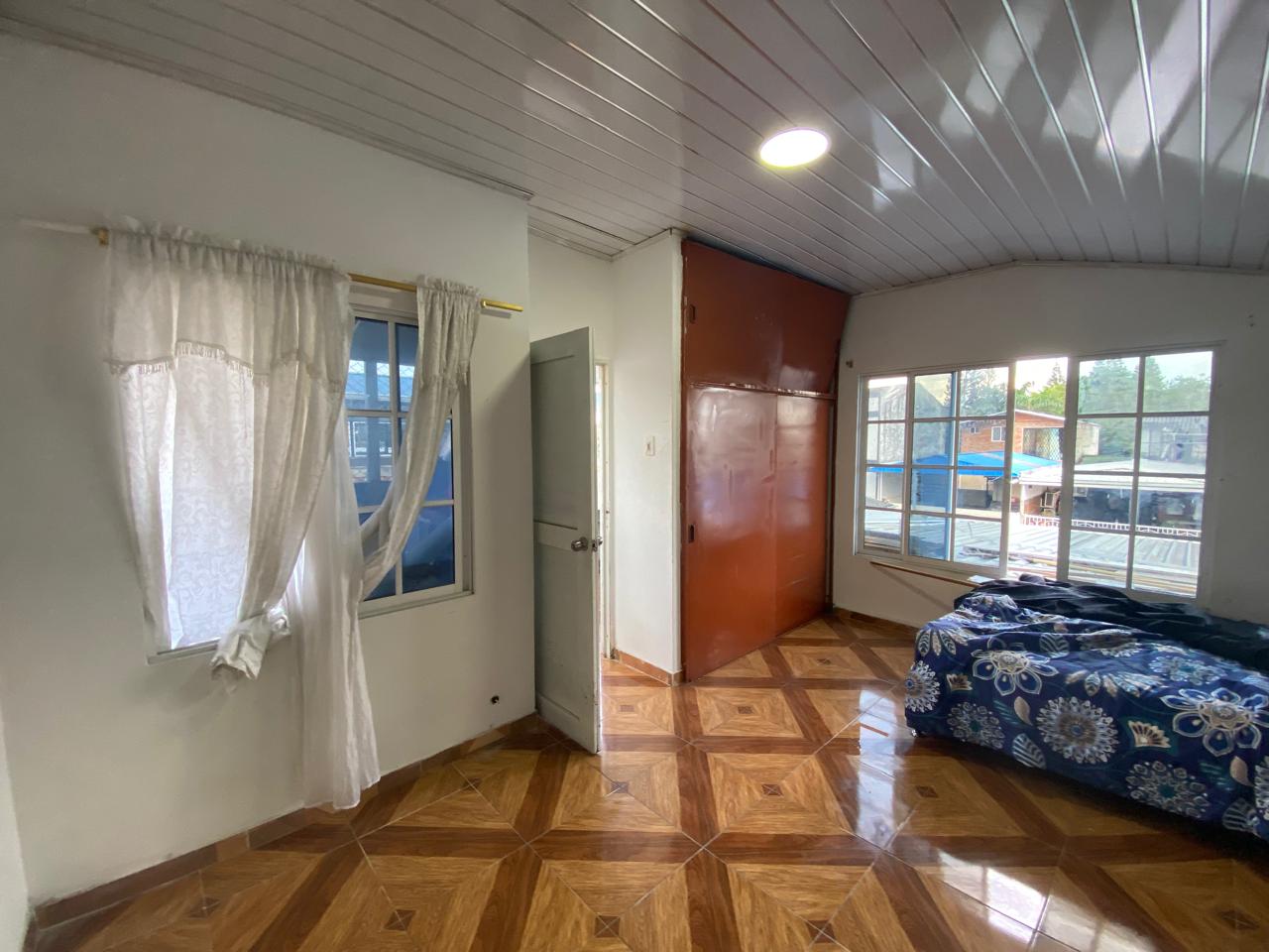 VENTA DE CASA UNIFAMILIAR EN CIUDAD 2000