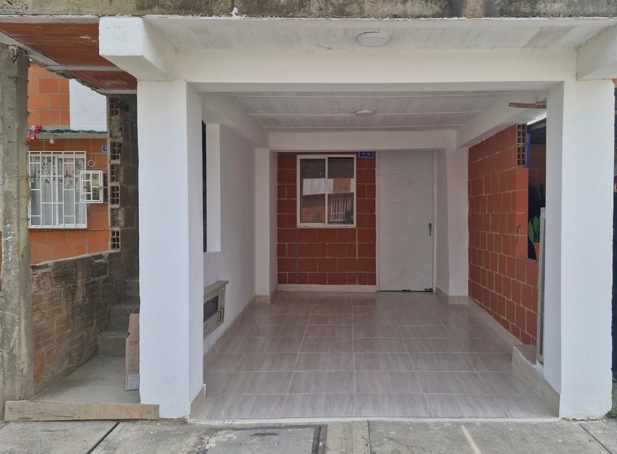 VENTA CASA 2 PISOS B. MANZANARES CIUDAD DEL VALLE - CANDELARIA CH