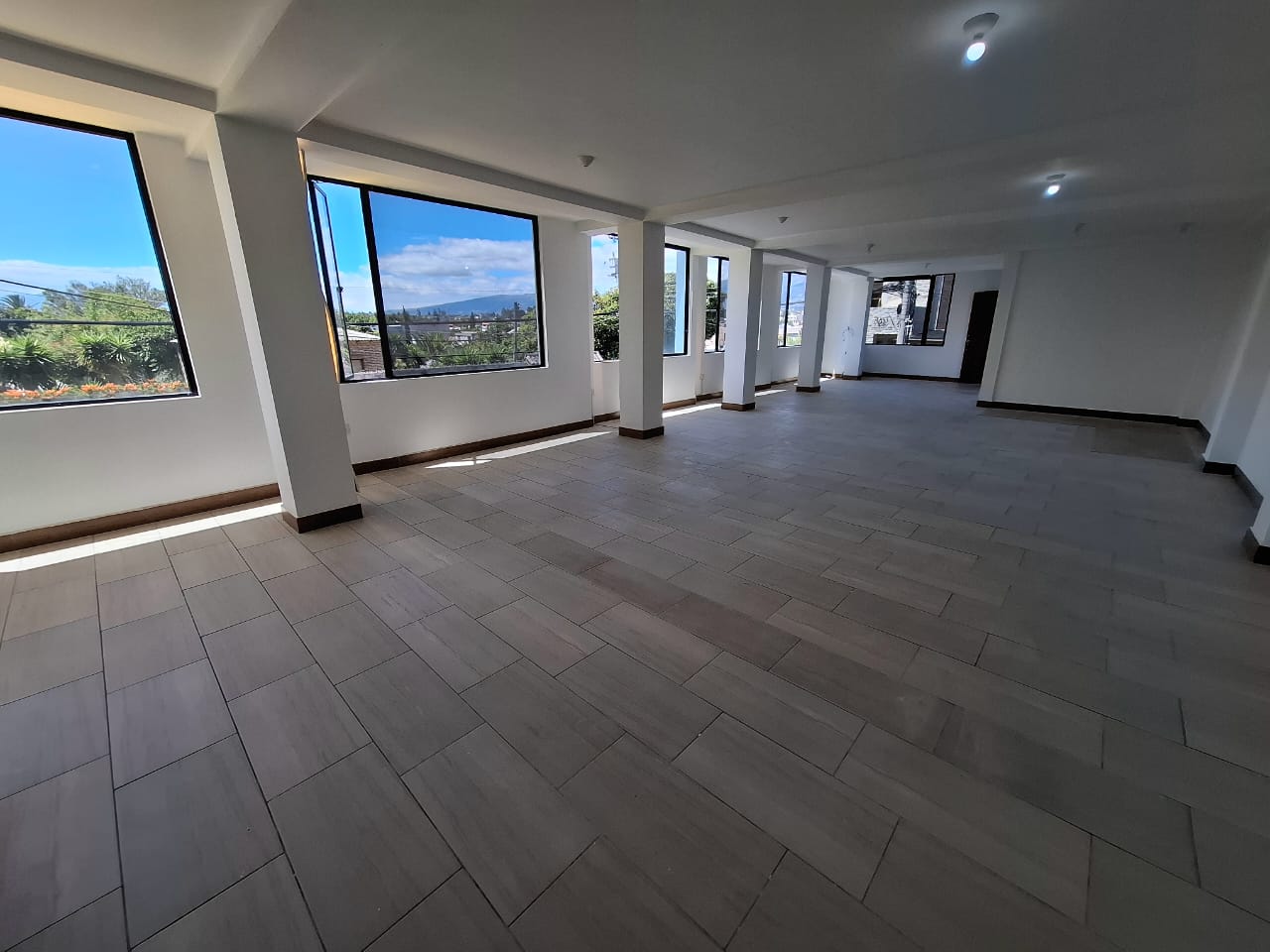 Tumbaco, De Oportunidad Local Comercial en Renta, 120m2