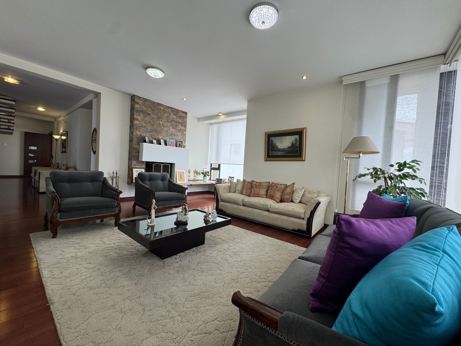 URB. El Condado, Hermosa Casa y Departamento en Venta, 445m2