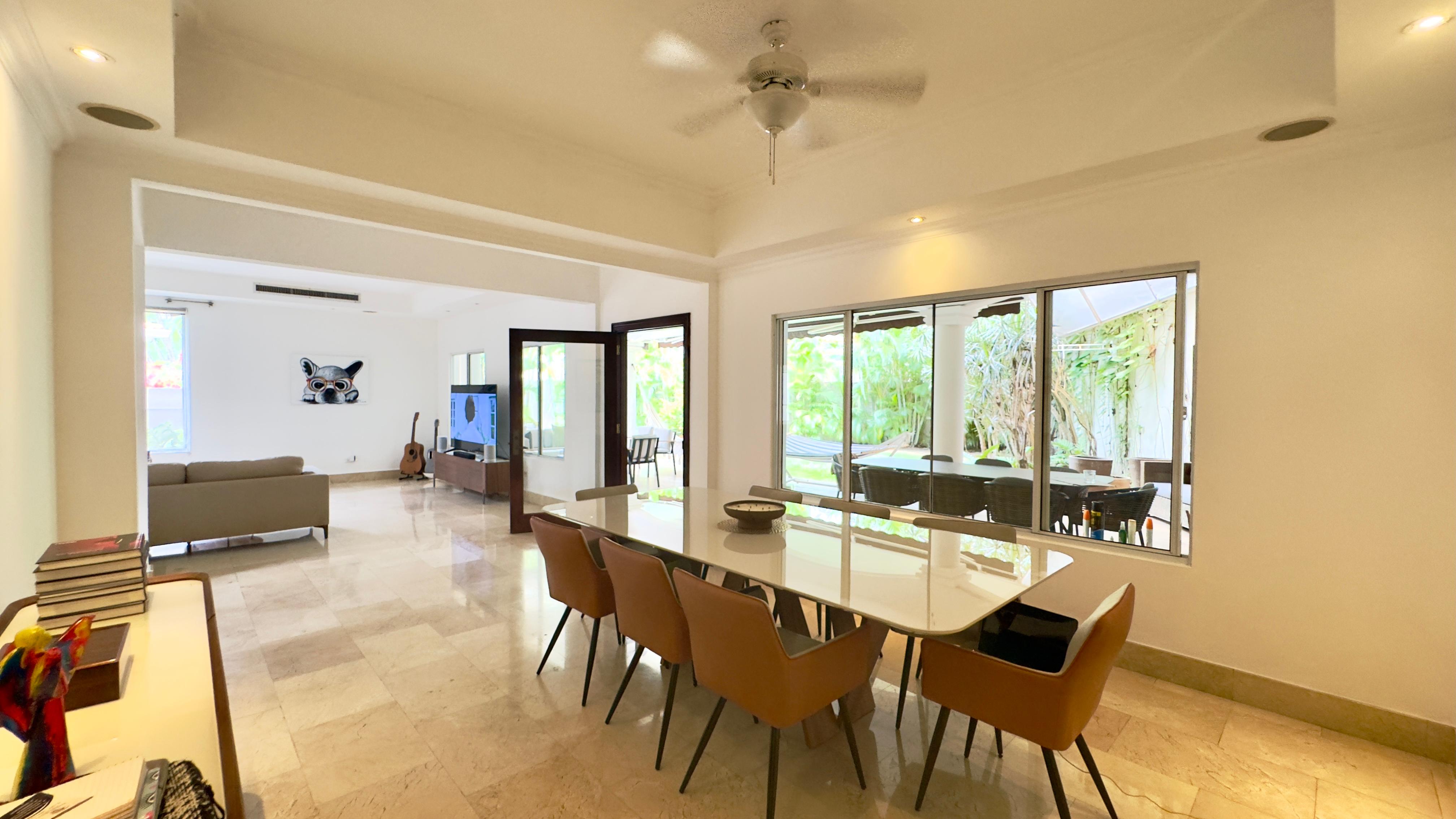 Se vende casa con 4 recamaras en Costa del Este