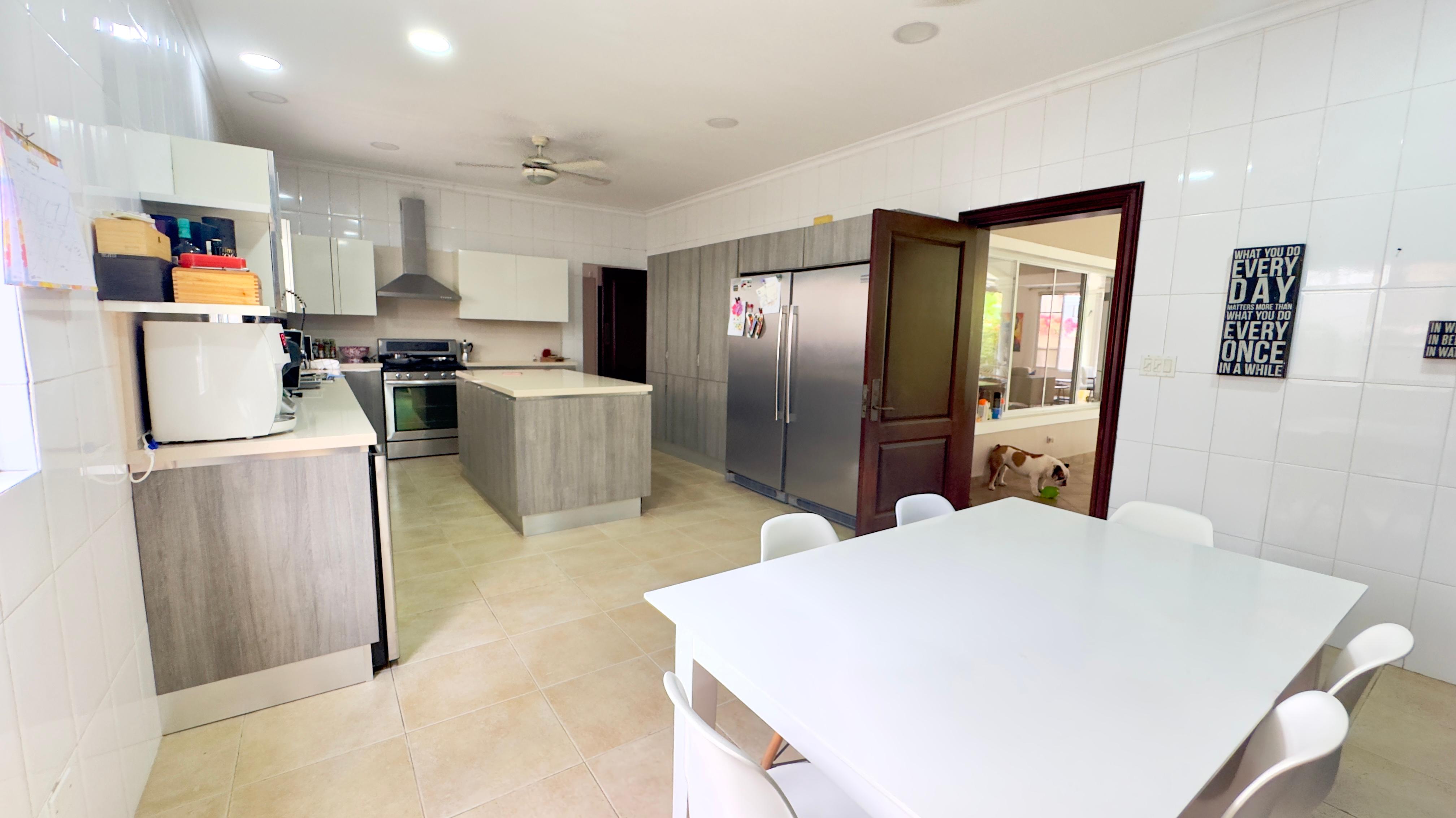 Se vende casa con 4 recamaras en Costa del Este