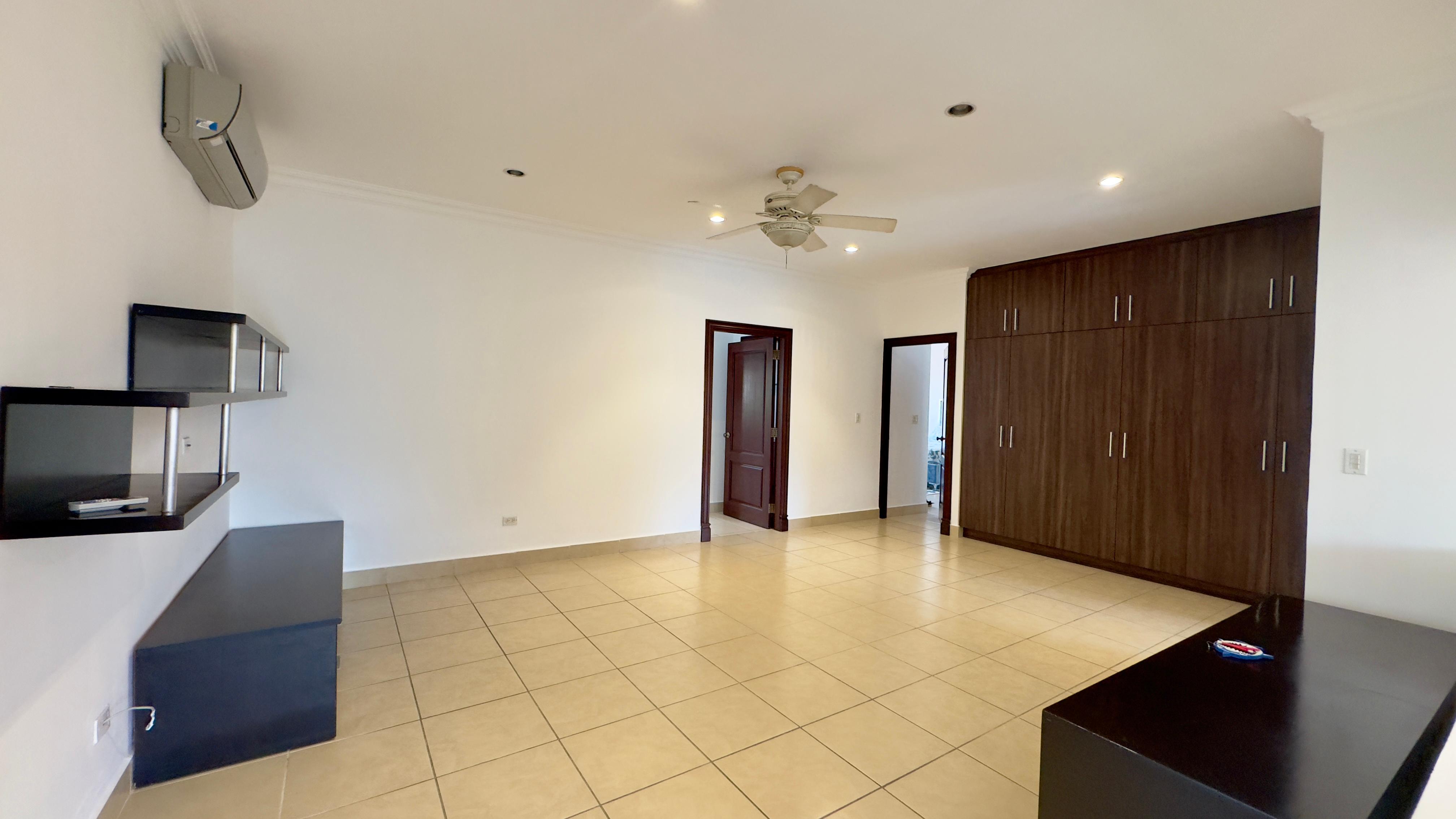 Se vende casa con 4 recamaras en Costa del Este