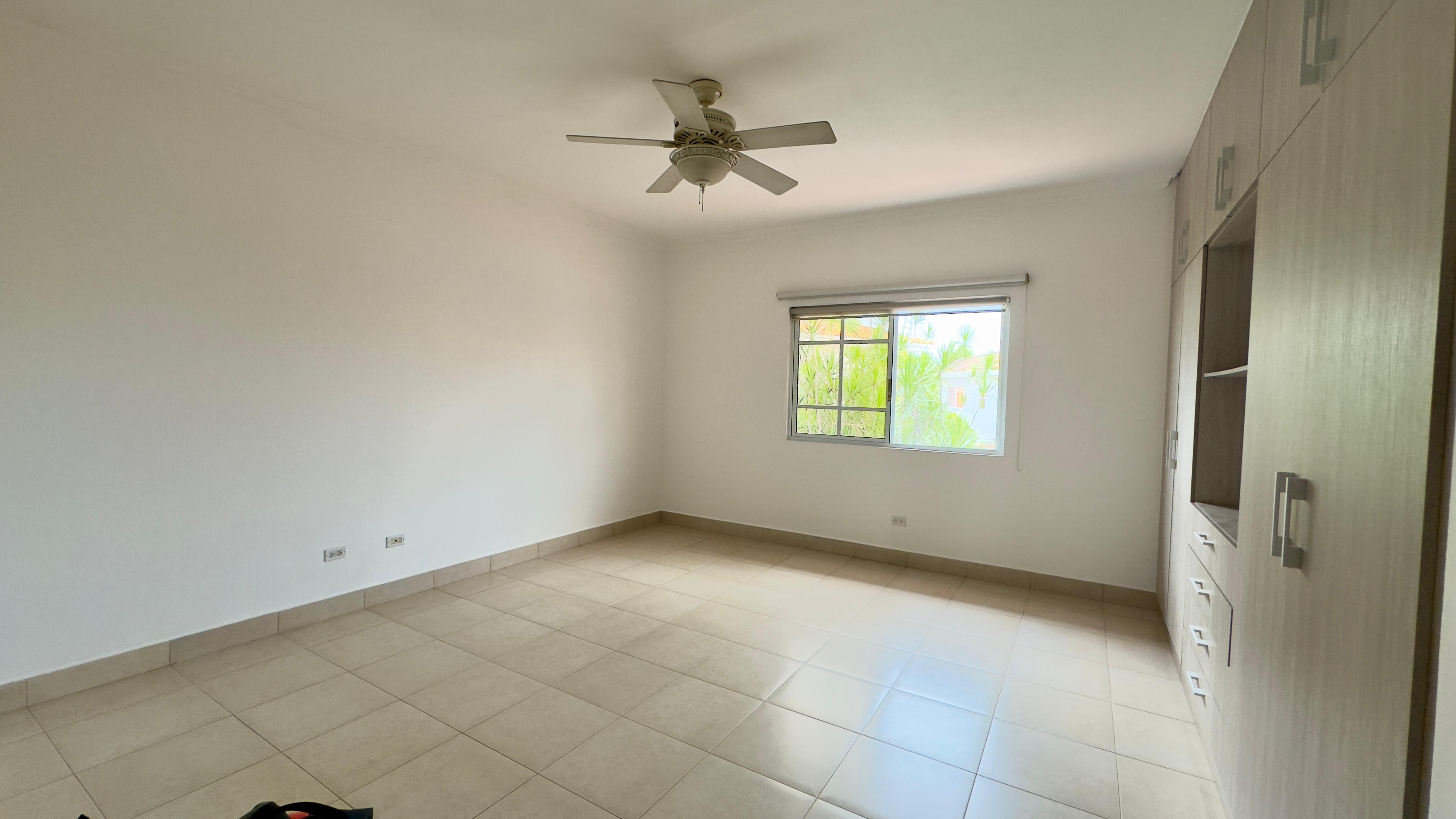 Se vende casa con 4 recamaras en Costa del Este