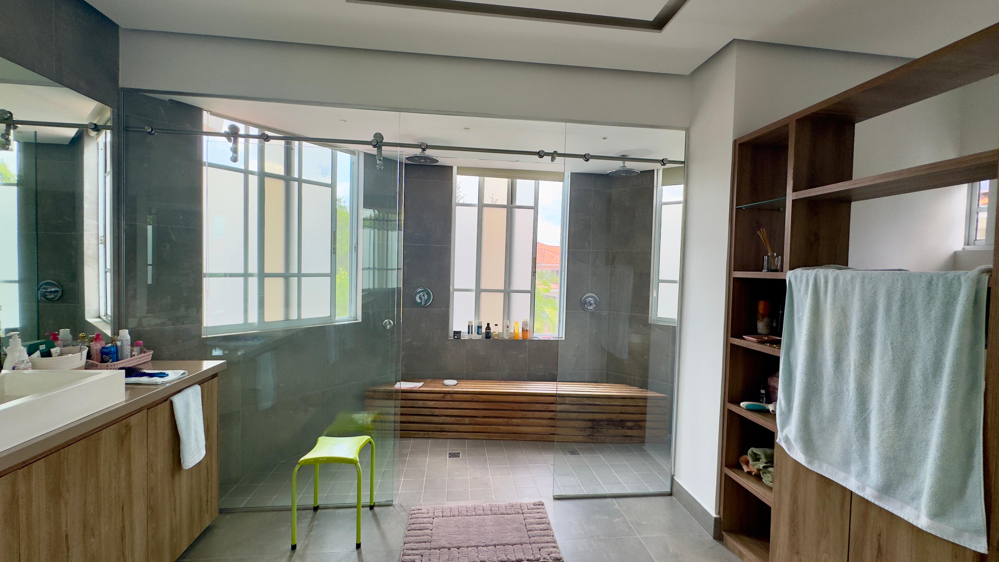 Se vende casa con 4 recamaras en Costa del Este