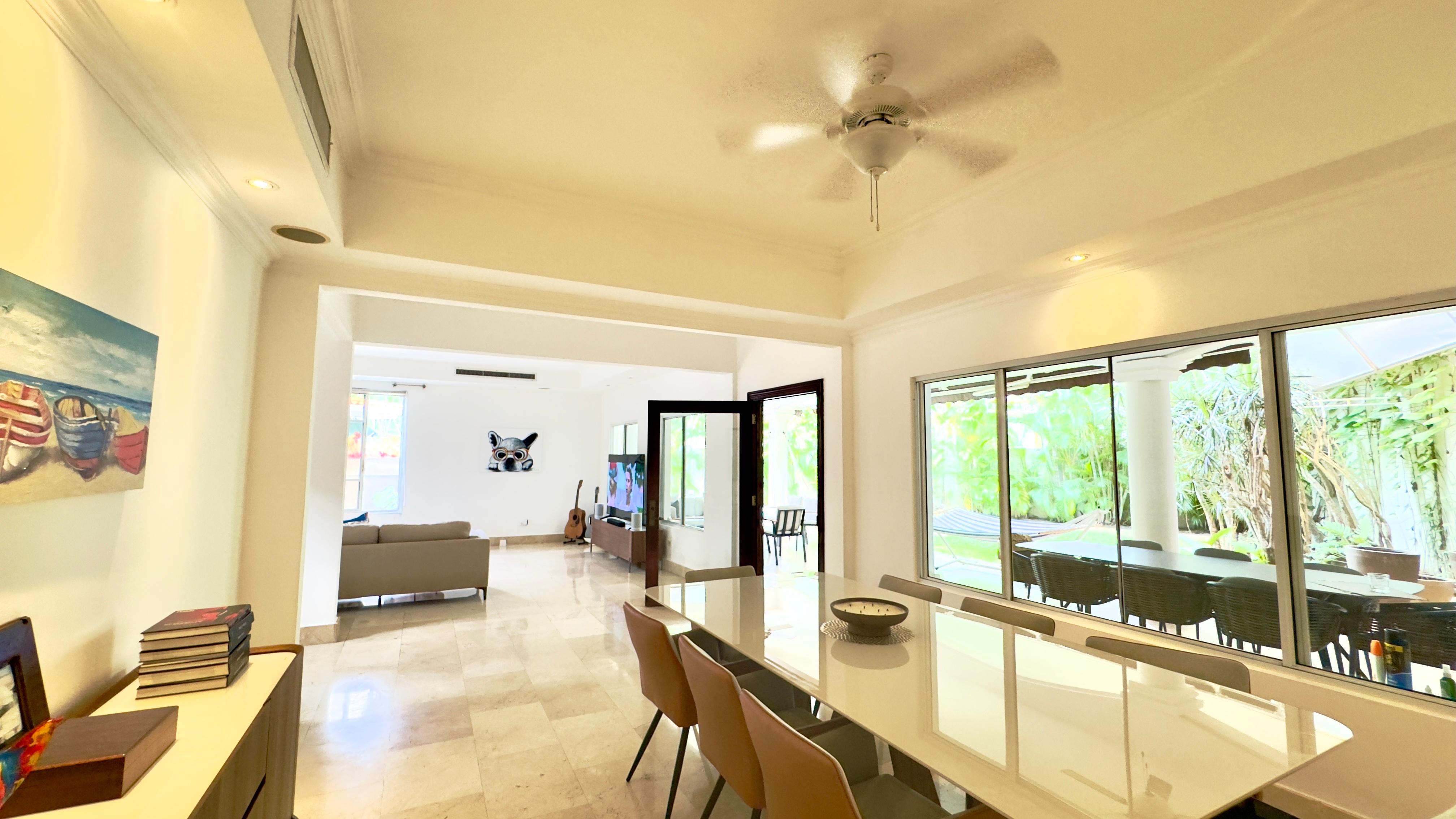 Se vende casa con 4 recamaras en Costa del Este