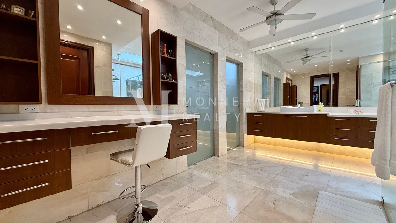Se vende lujosa casa en Altos del Golf