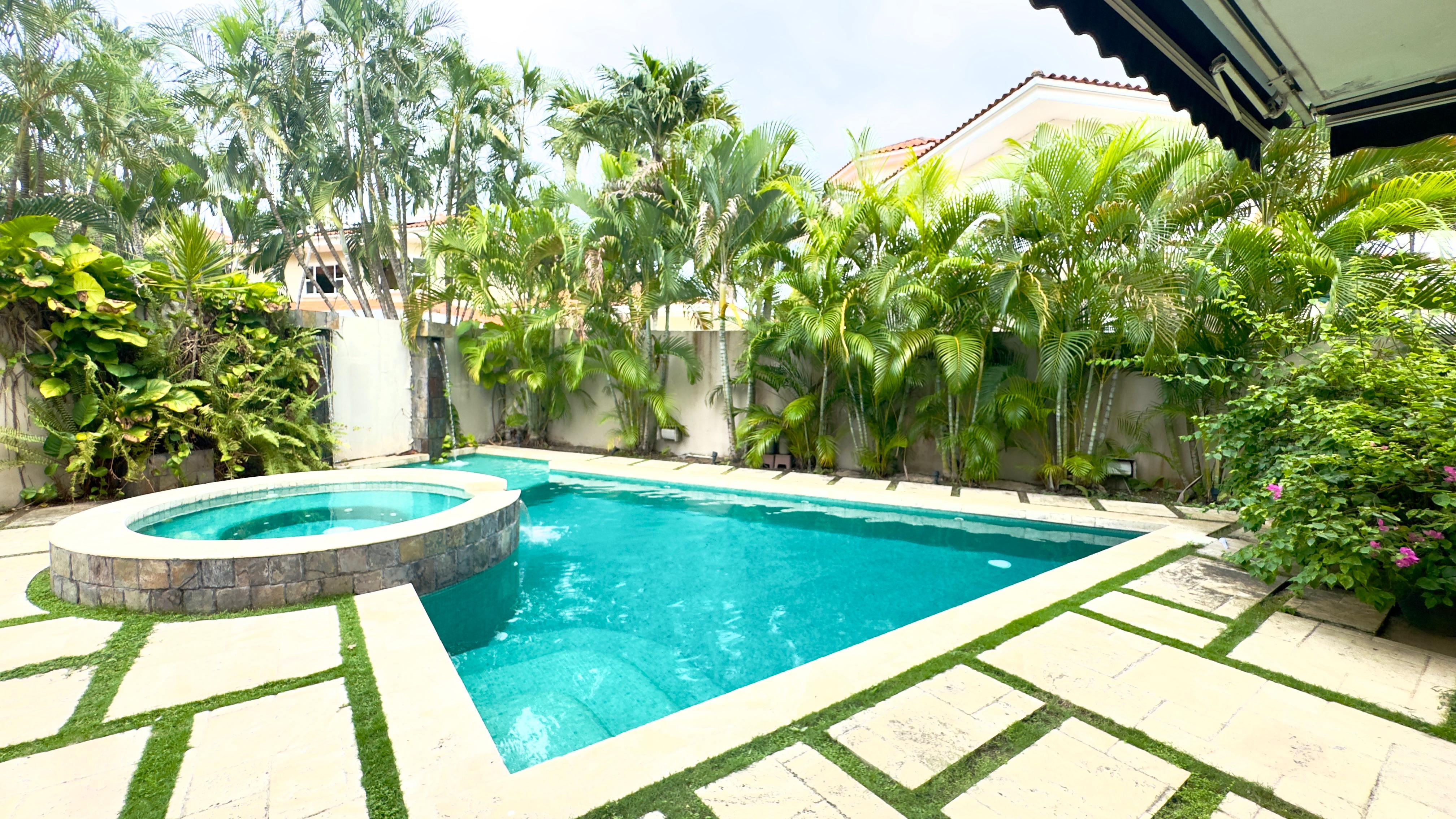 Se vende casa con 4 recamaras en Costa del Este