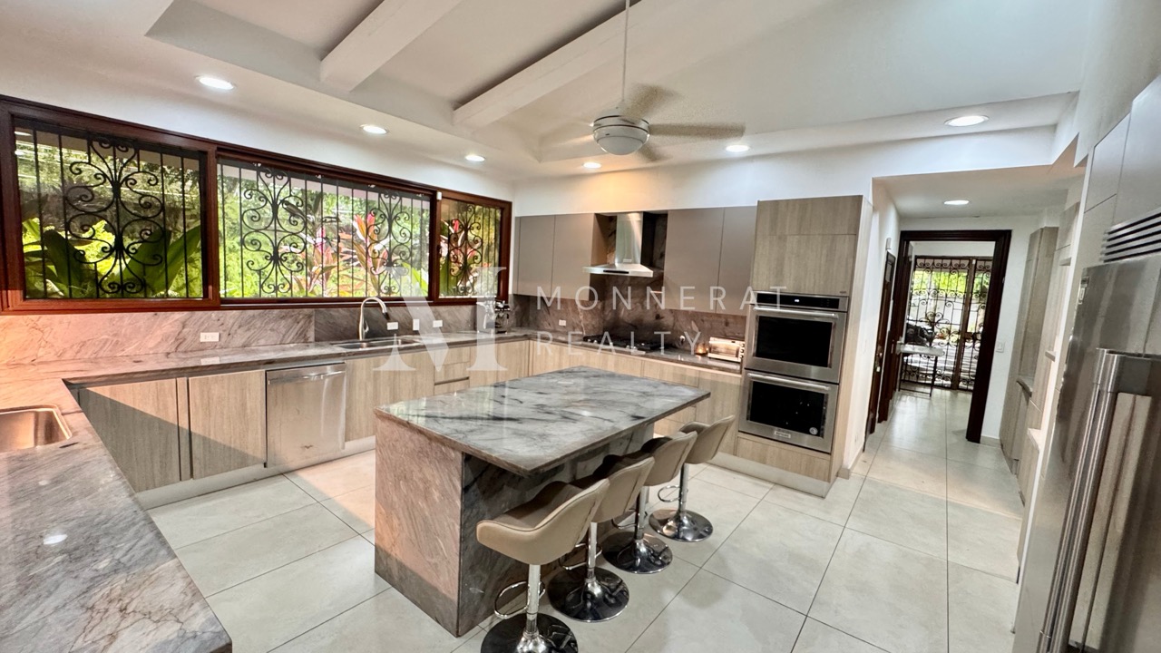 Se vende lujosa casa en Altos del Golf