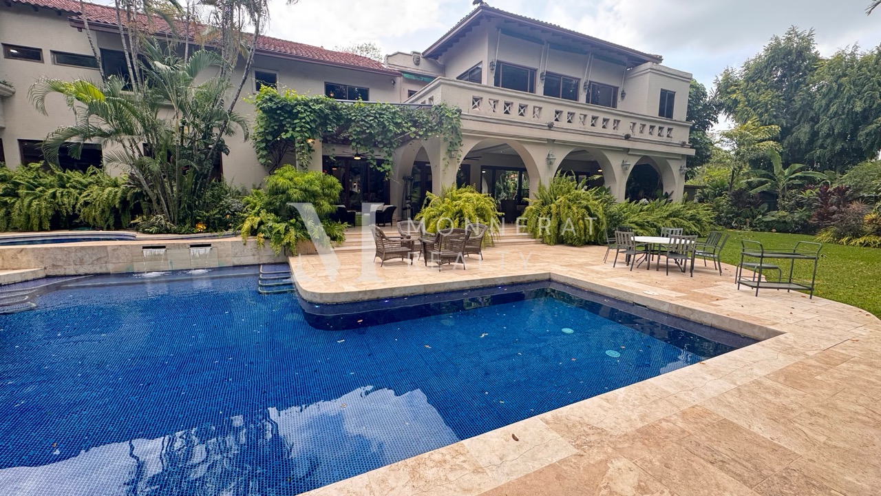 Se vende lujosa casa en Altos del Golf