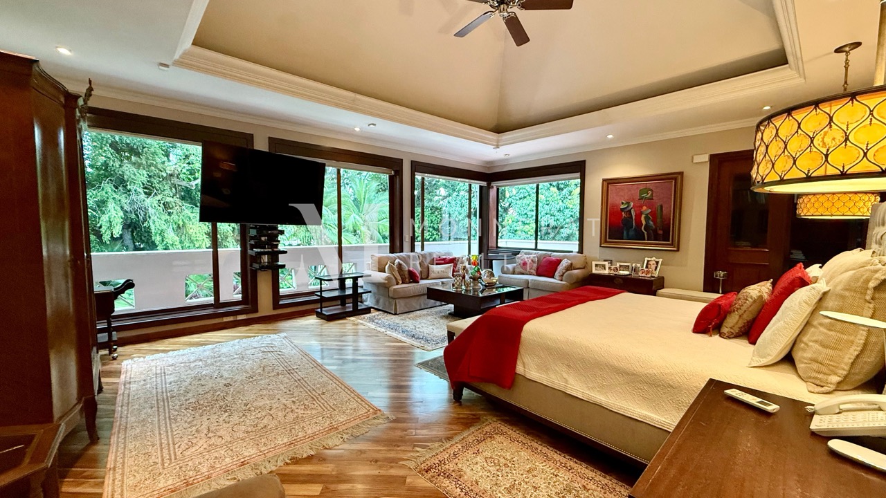 Se vende lujosa casa en Altos del Golf
