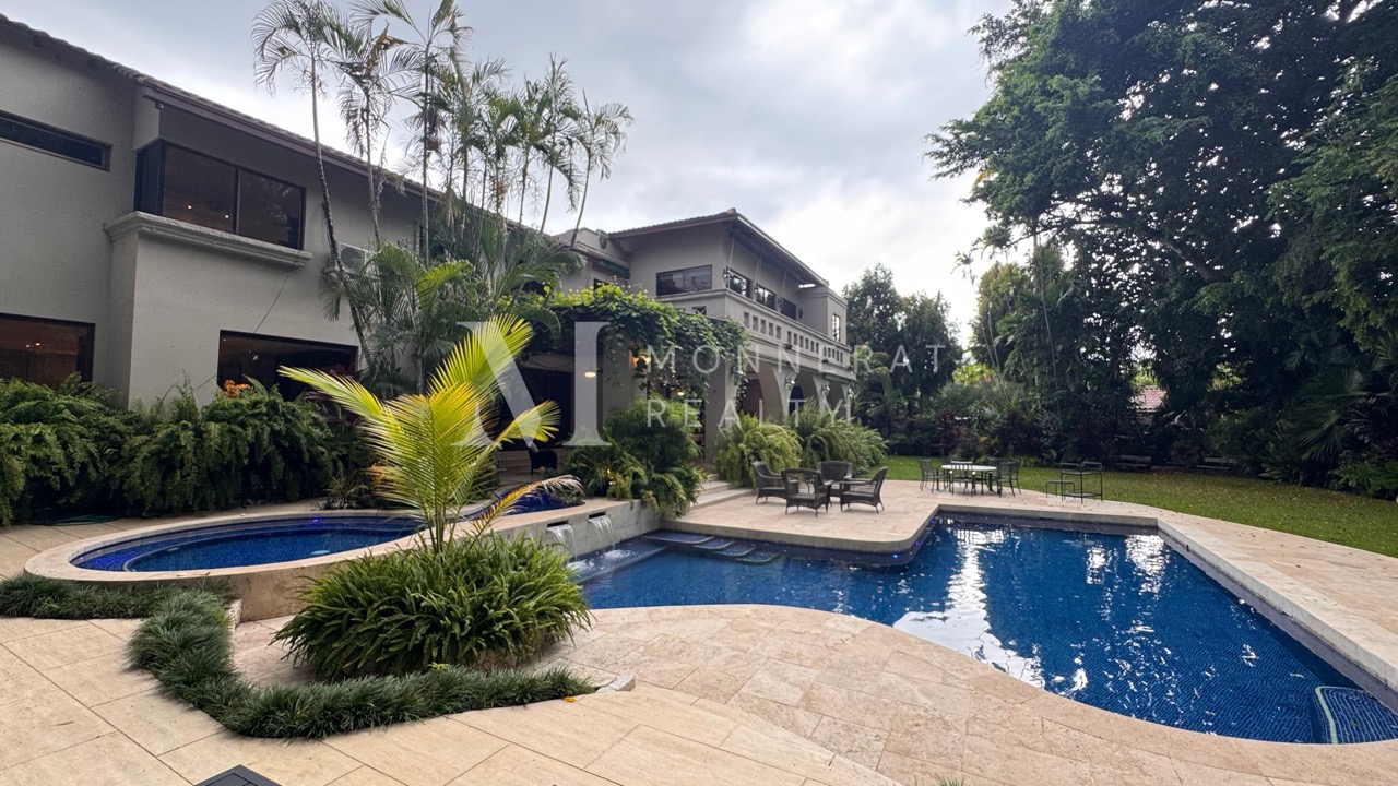 Se vende lujosa casa en Altos del Golf