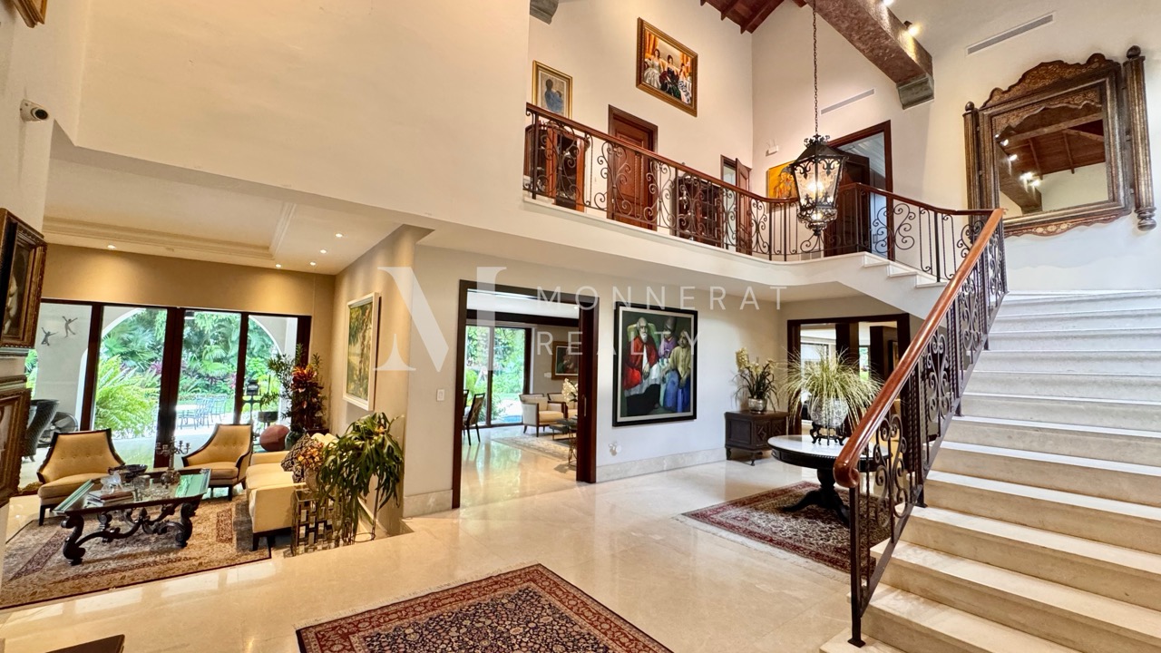 Se vende lujosa casa en Altos del Golf