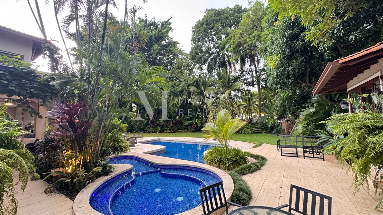 Se vende lujosa casa en Altos del Golf