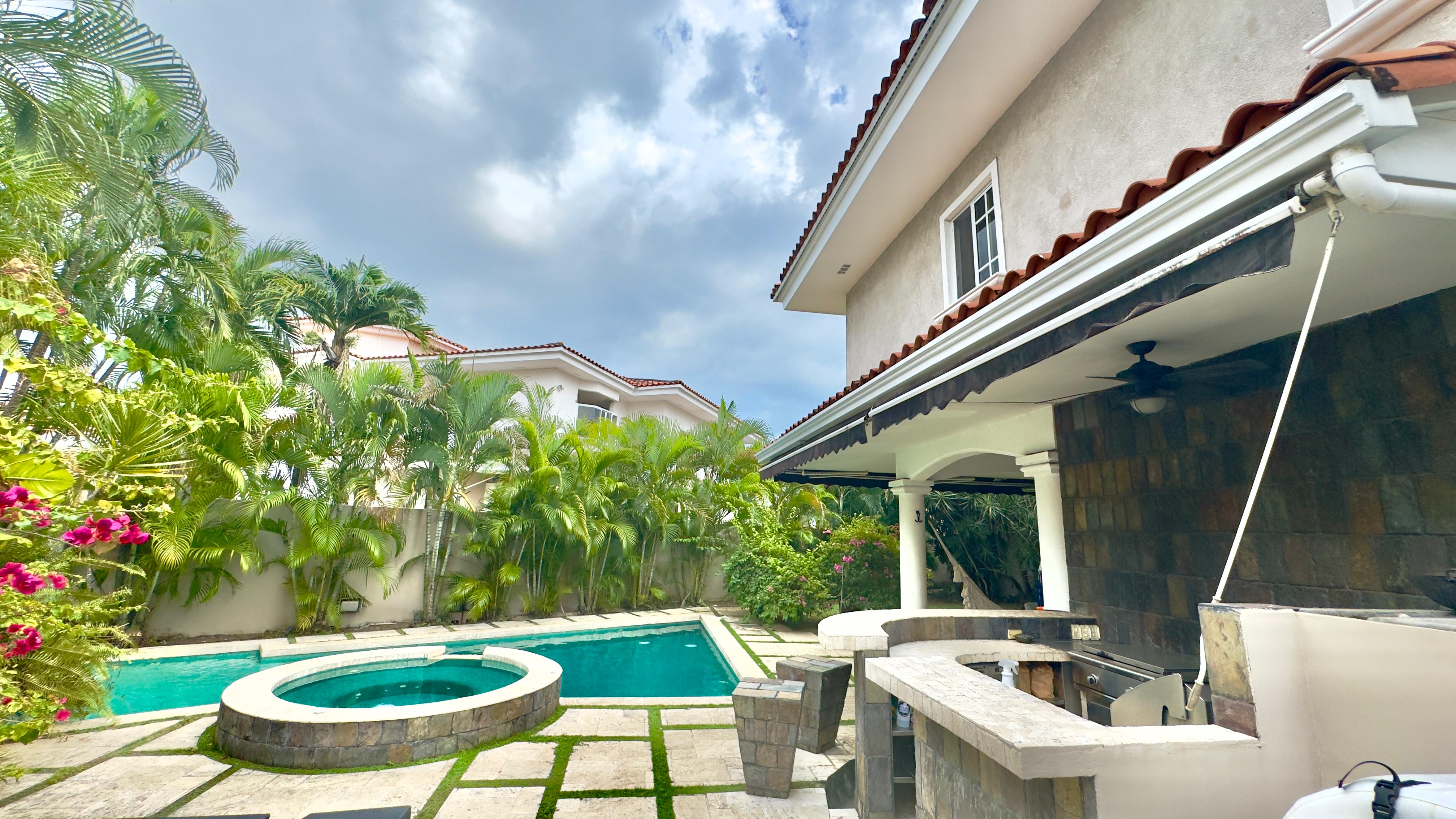 Se vende casa con 4 recamaras en Costa del Este