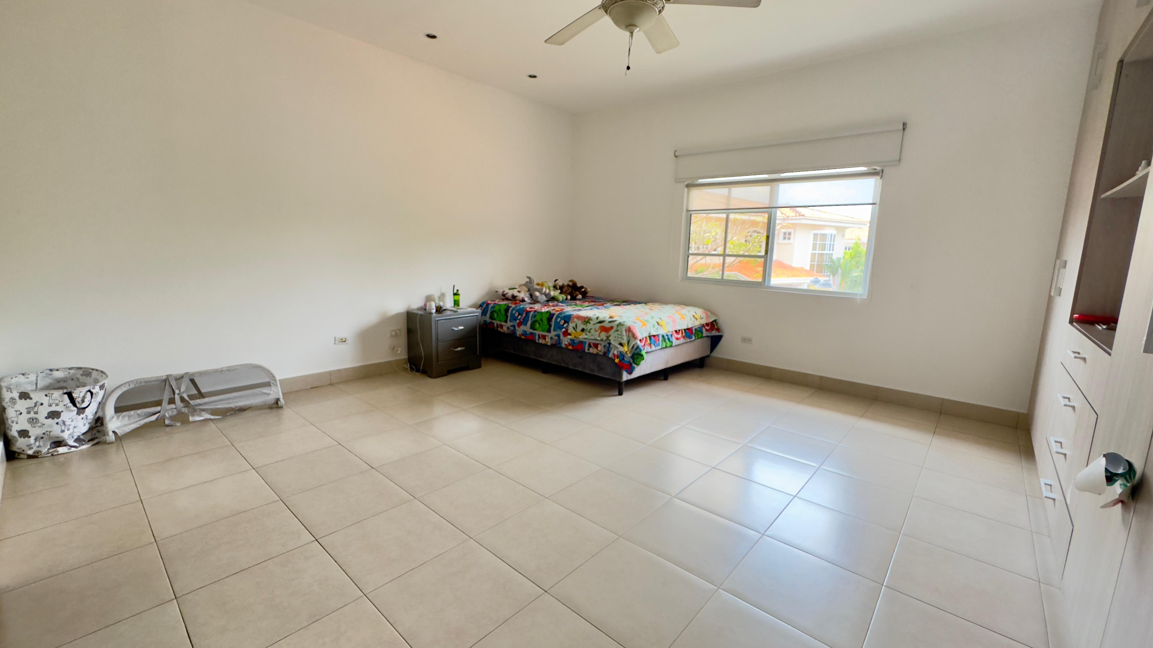 Se vende casa con 4 recamaras en Costa del Este