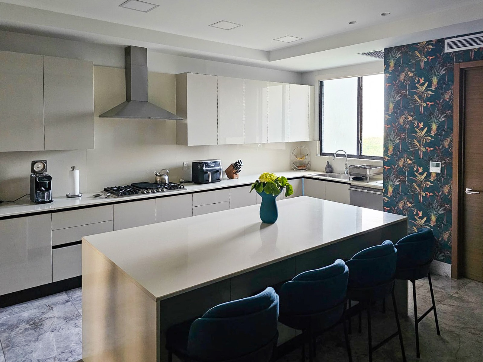 Se vende apartamento remodelado en Santa Maria