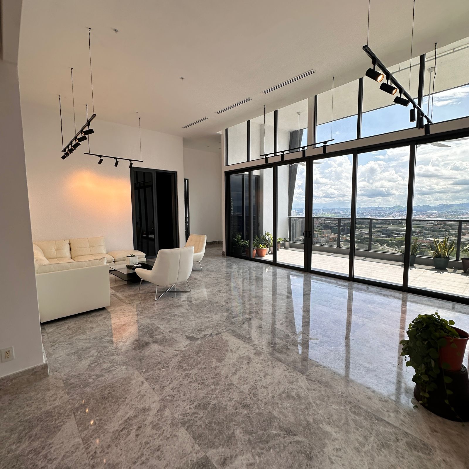SE VENDE BELLO PENTHOUSE EN EMPIRE, SANTA MARÍA en Ciudad de Panamá