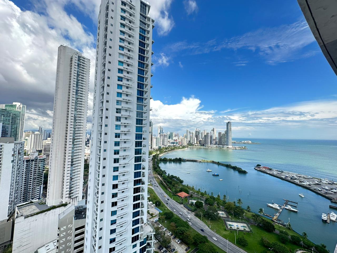 SE VENDE APARTAMENTO EN PH YACHT CLUB, AV. BALBOA en Ciudad de Panamá