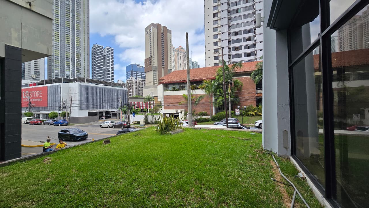 SE ALQUILA LOCAL COMERCIAL EN EL CORAZÓN DE CALLE 50 en Bella Vista