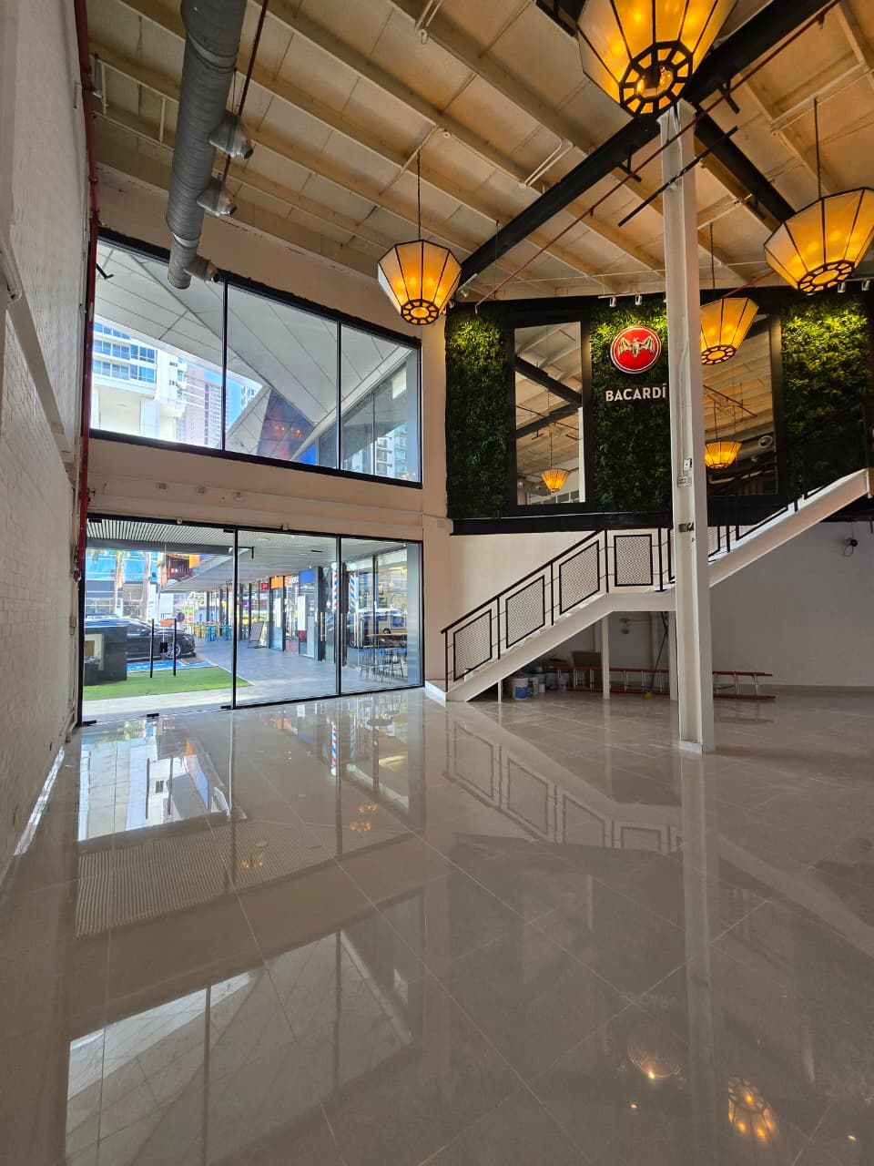 SE ALQUILA LOCAL EN OCEAN DRIVE, COSTA DEL ESTE en Ciudad de Panamá