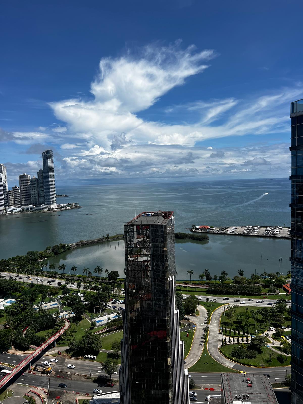 SE VENDE APARTAMENTO EN AV. BALBOA, PH MARINA PARK en Ciudad de Panamá
