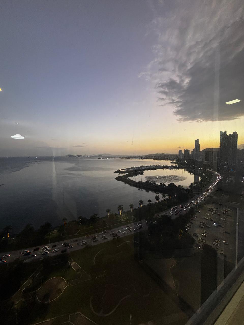 SE ALQUILA LINDO APARTAMENTO AMOBLADO EN PH YOO, AV. BALBOA en Ciudad de Panamá