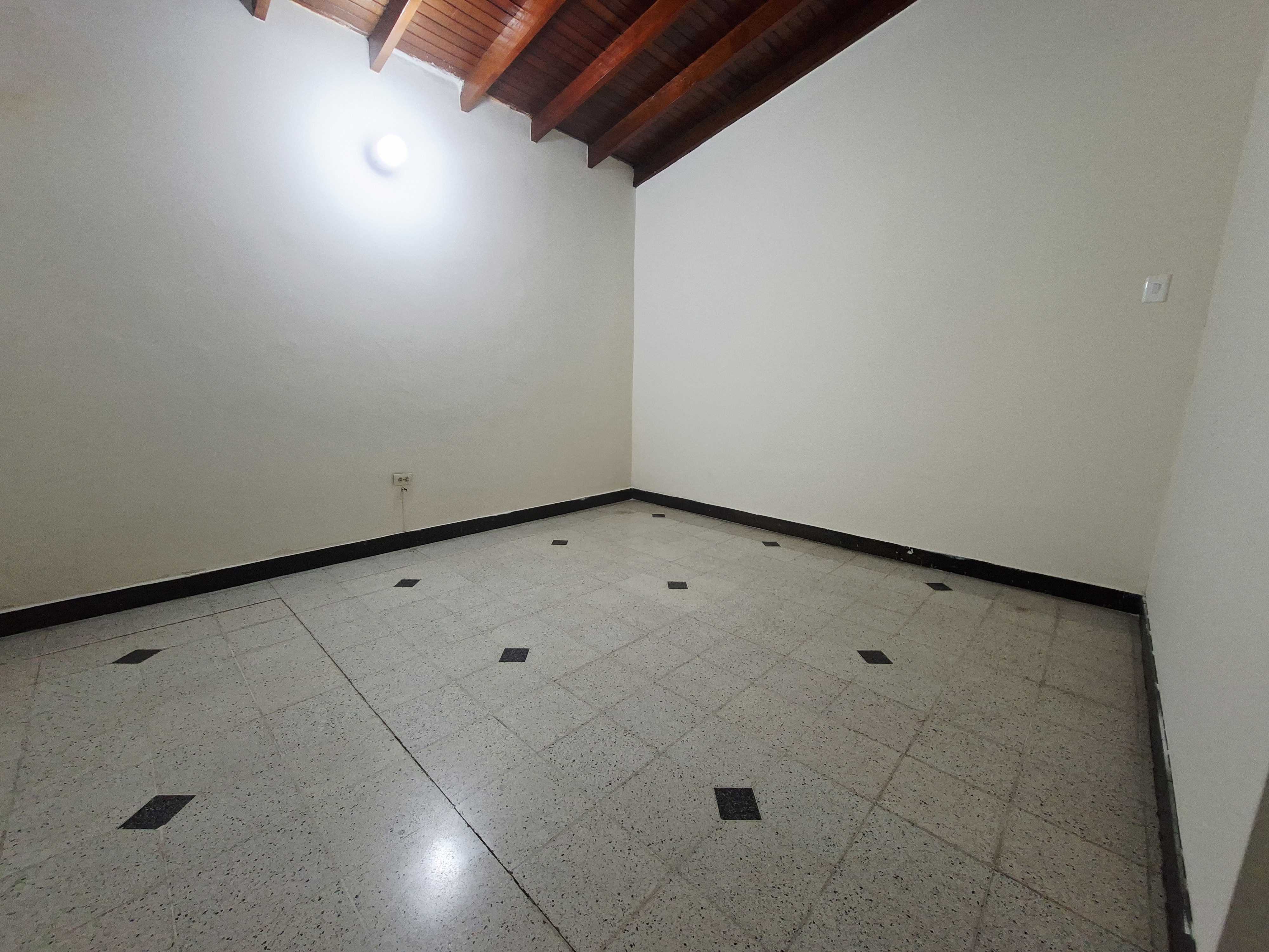 CASA EN ARRIENDO LAURELES, CERCA A LA AV BOLIVARIANA Y PARQUE DE BÉLEN