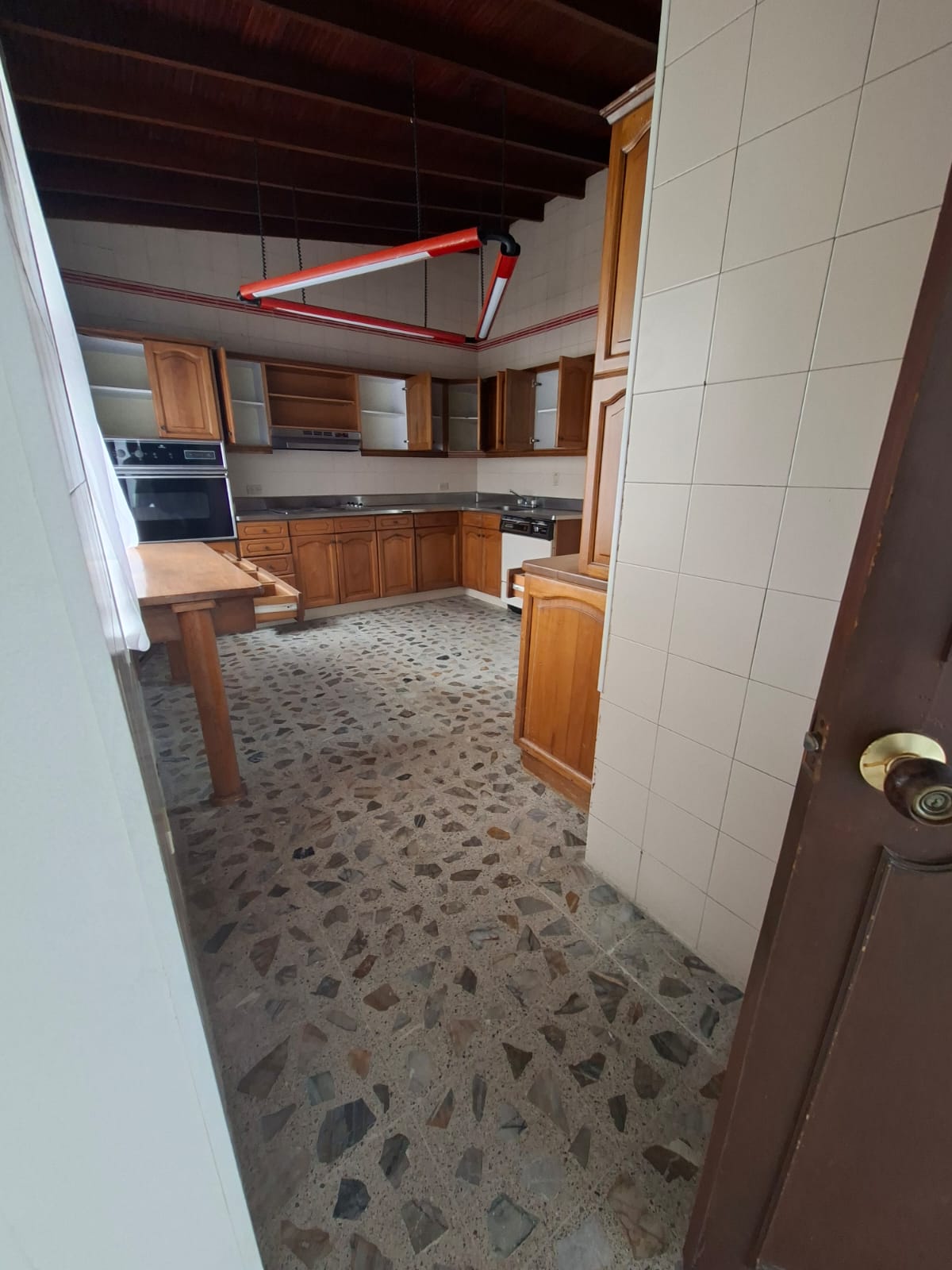 CASA EN CONQUISTADORES CERCA A LA AVENIDA BOLIVARIANA