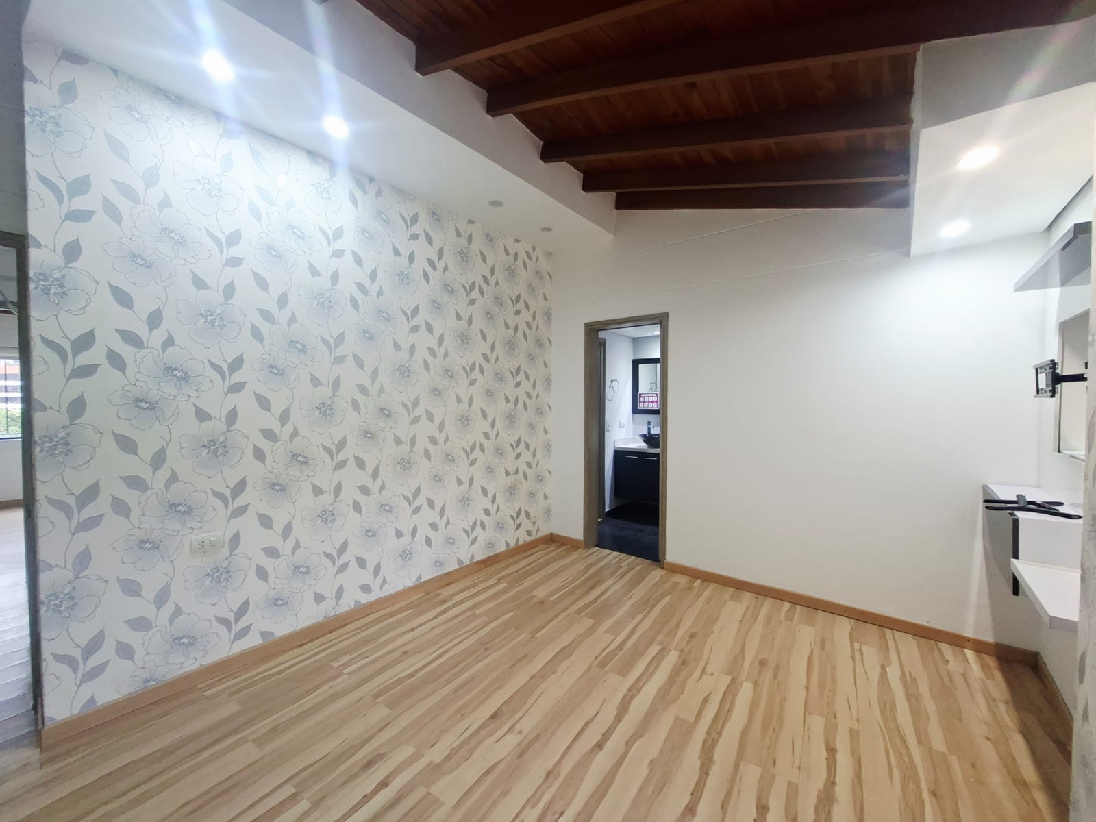 CASA EN ARRIENDO ENVIGADO LA SEBASTIANA DOS NIVELES