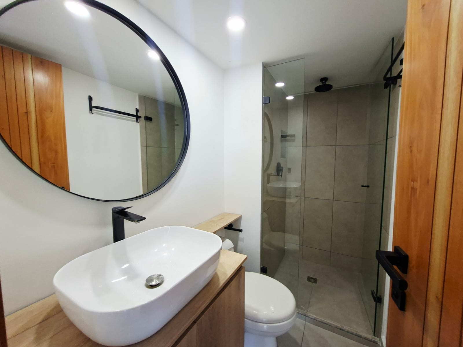 APARTAMENTO EN ARRIENDO AMOBLADO POBLADO CERCA  AL TESORO TV