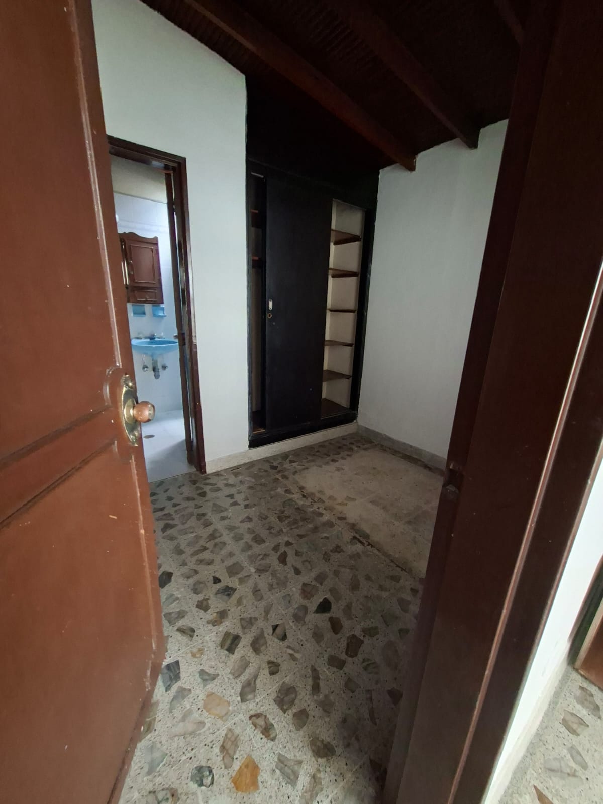 CASA EN CONQUISTADORES CERCA A LA AVENIDA BOLIVARIANA