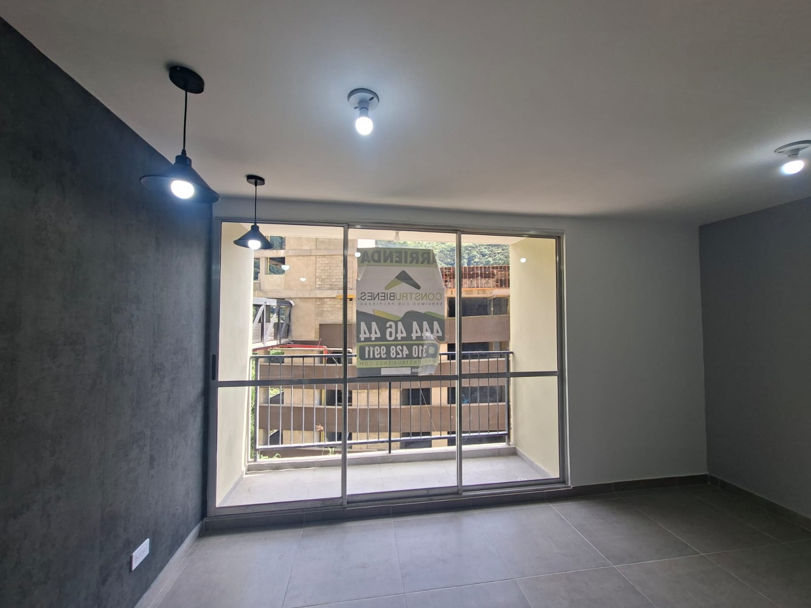 Apartamento en arriendo Loma de San José con 2 balcones