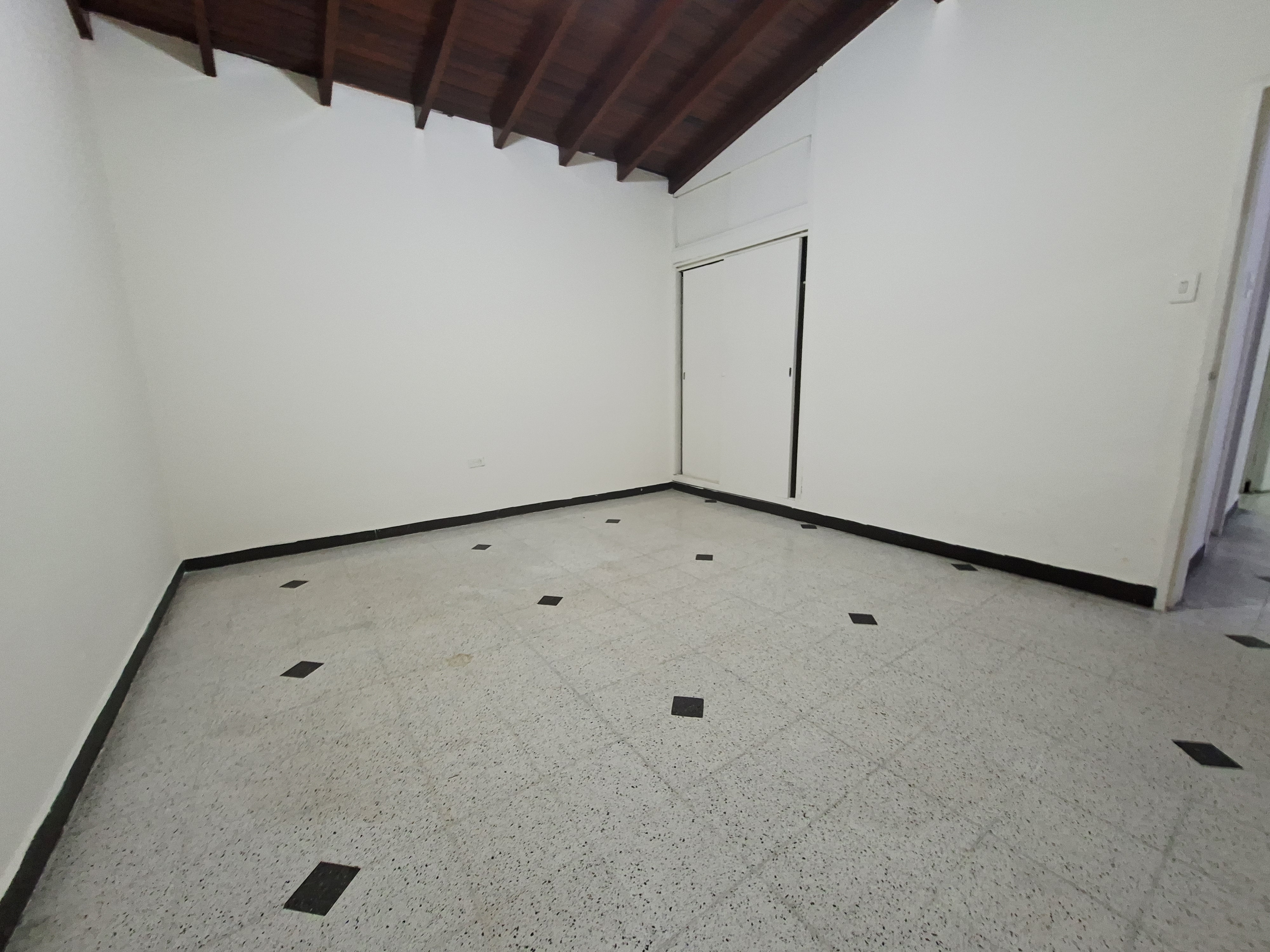 CASA EN ARRIENDO LAURELES, CERCA A LA AV BOLIVARIANA Y PARQUE DE BÉLEN