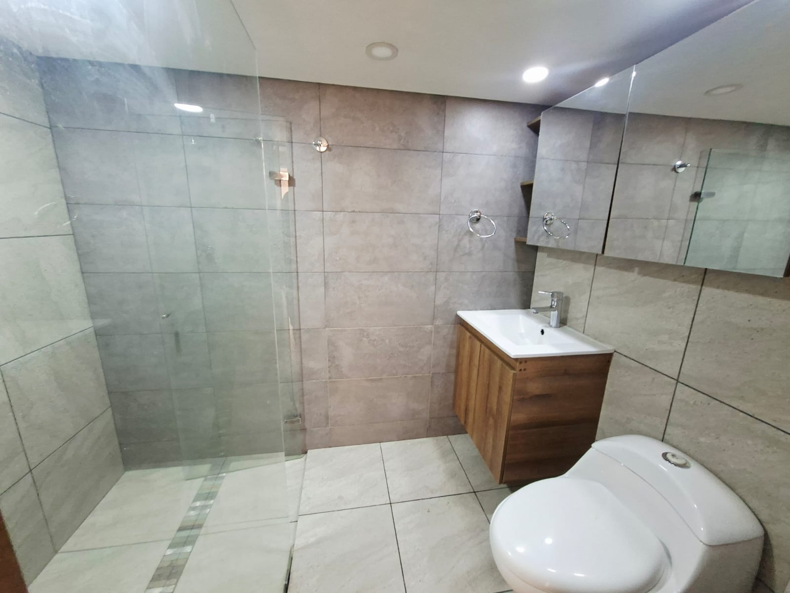 APARTAMENTO EN VENTA  CERCA AL TESORO POBLADO VT