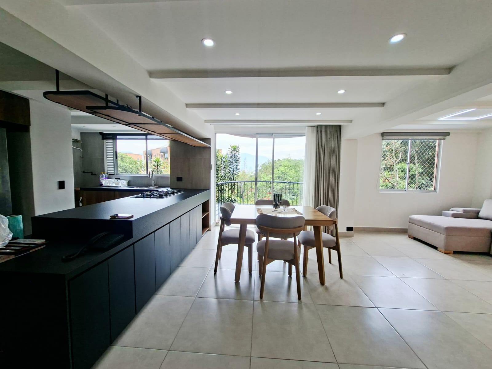 APARTAMENTO EN ARRIENDO AMOBLADO POBLADO CERCA  AL TESORO TV