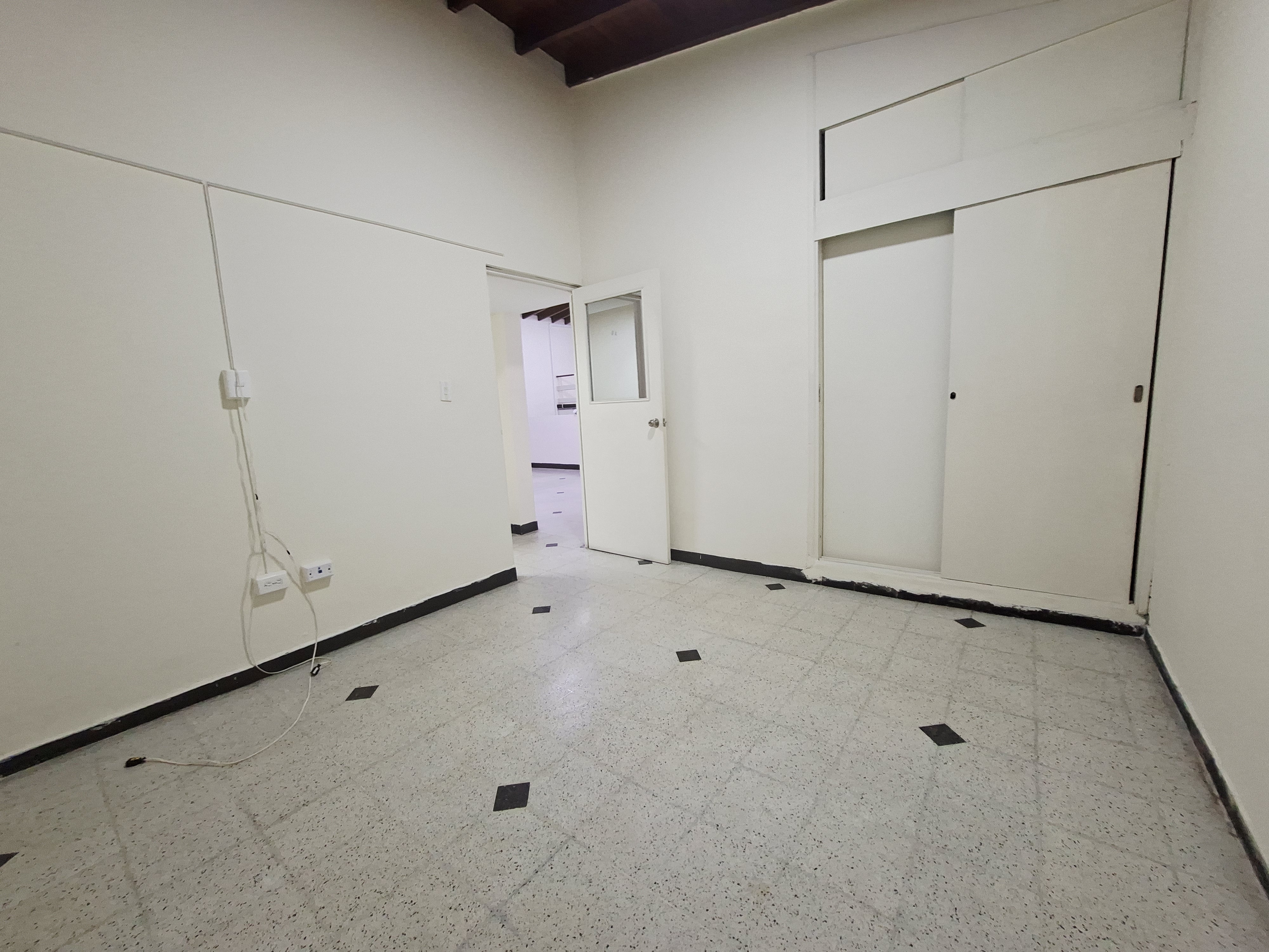 CASA EN ARRIENDO LAURELES, CERCA A LA AV BOLIVARIANA Y PARQUE DE BÉLEN