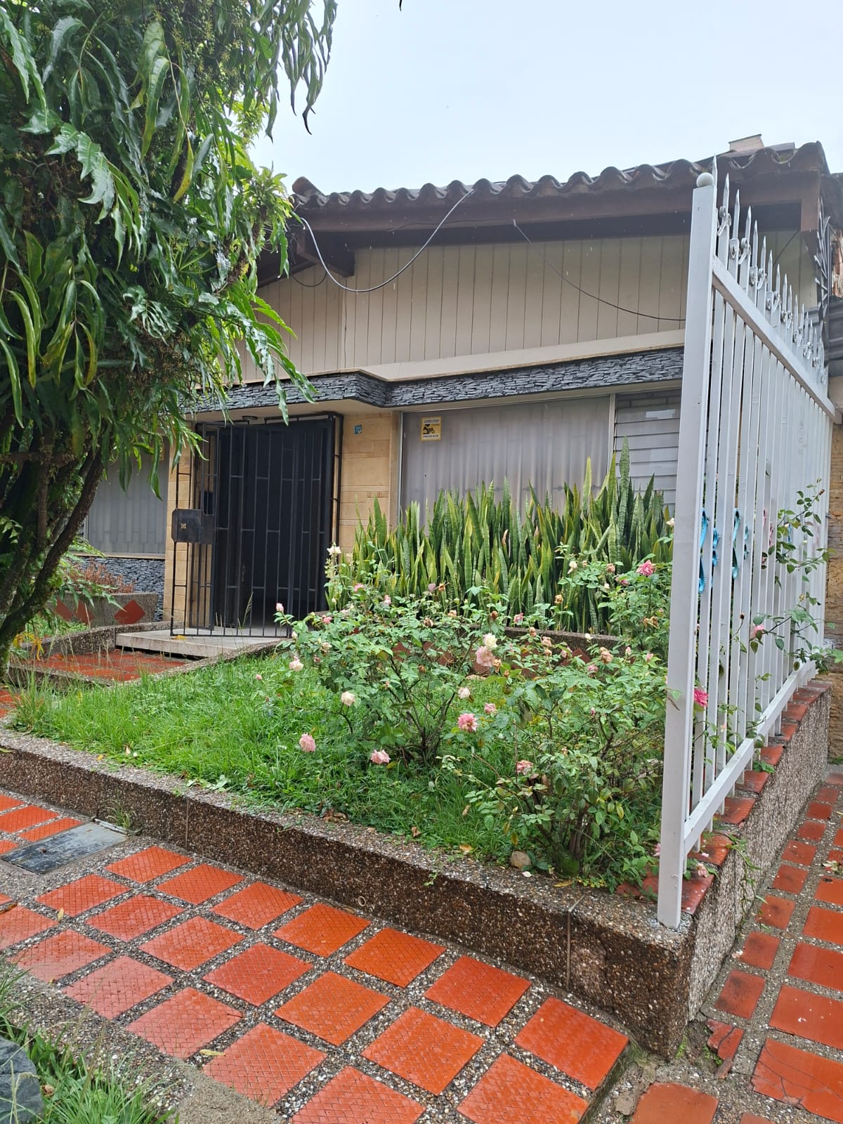 CASA EN CONQUISTADORES CERCA A LA AVENIDA BOLIVARIANA