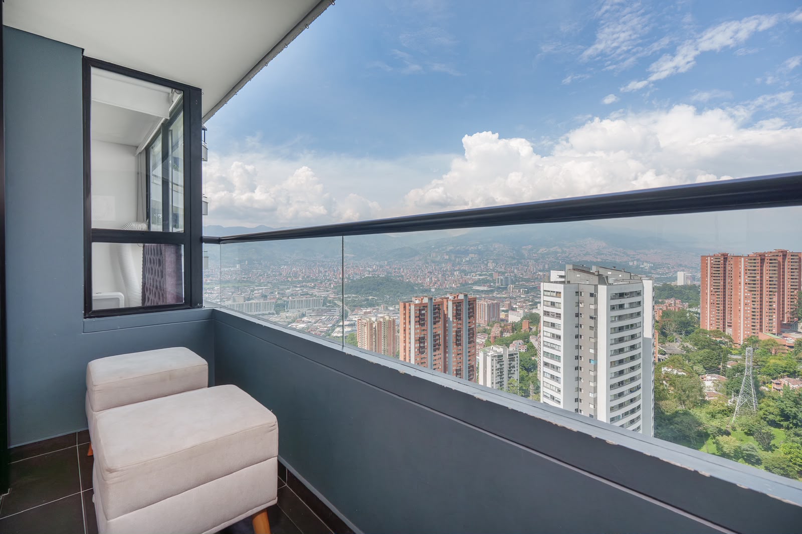 Apartamento en arriendo Poblado con jacuzzi TG BQ LC
