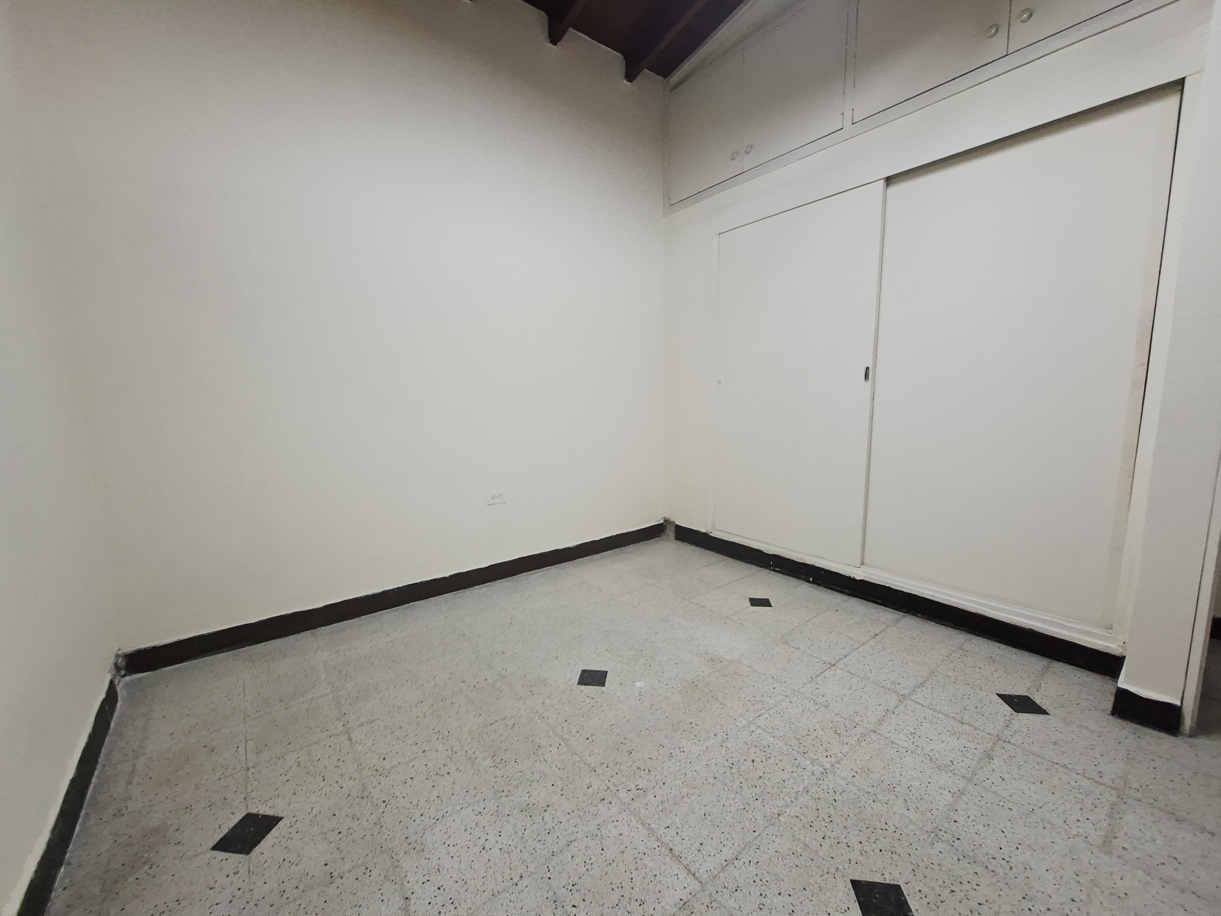 CASA EN ARRIENDO LAURELES, CERCA A LA AV BOLIVARIANA Y PARQUE DE BÉLEN