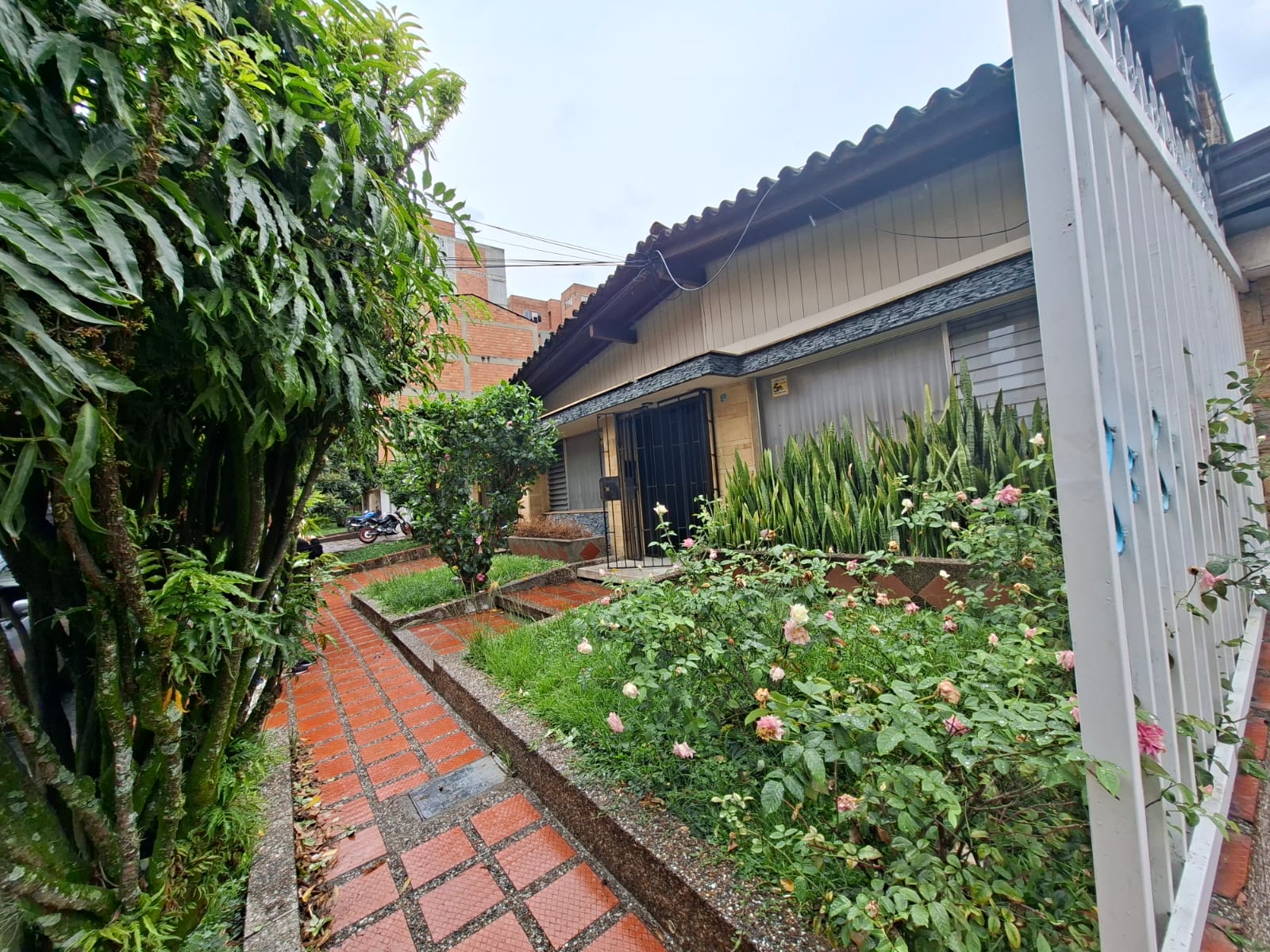 CASA EN CONQUISTADORES CERCA A LA AVENIDA BOLIVARIANA