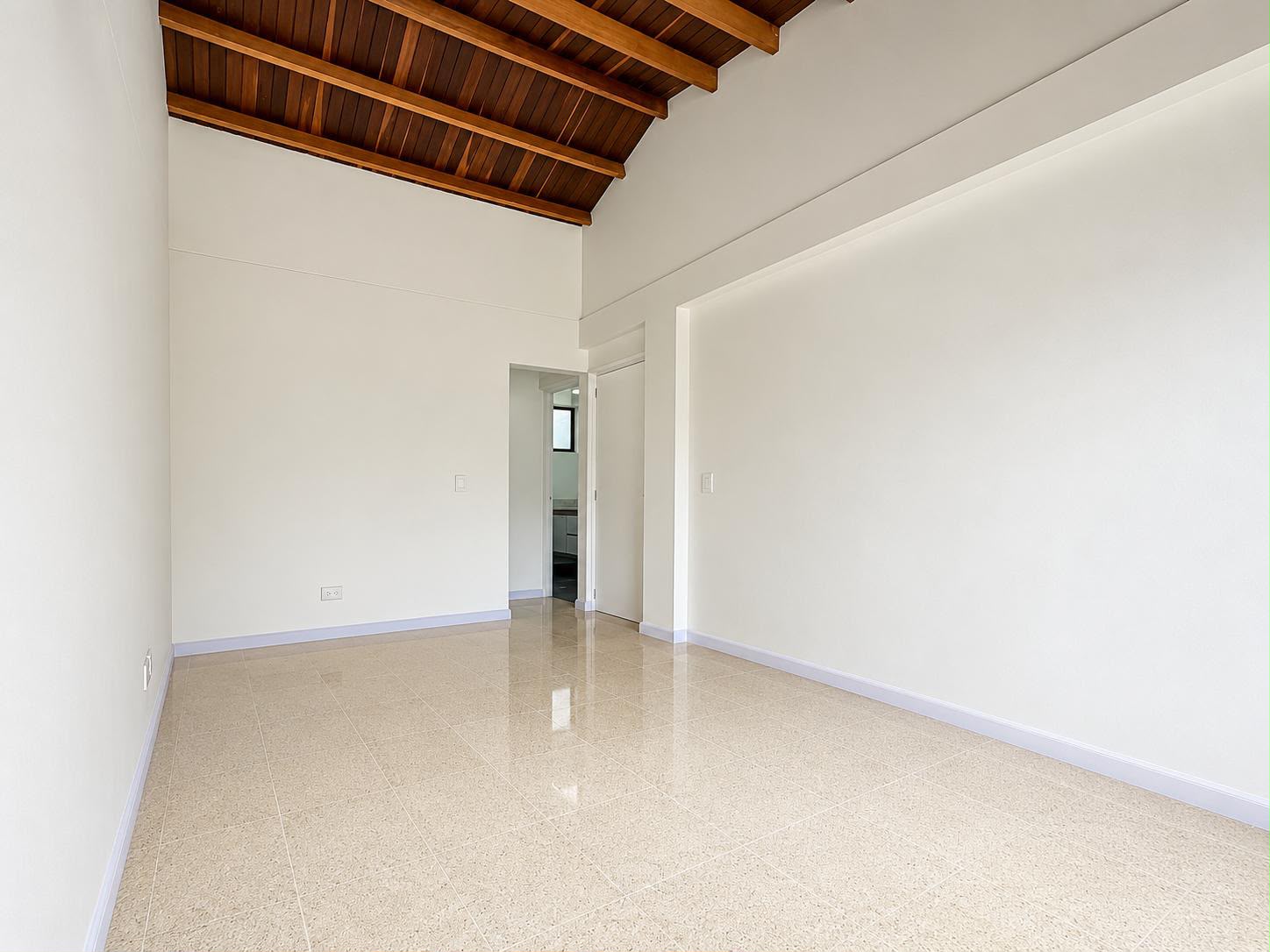 CASA EN ARRIENDO CERCA MALL ESTE