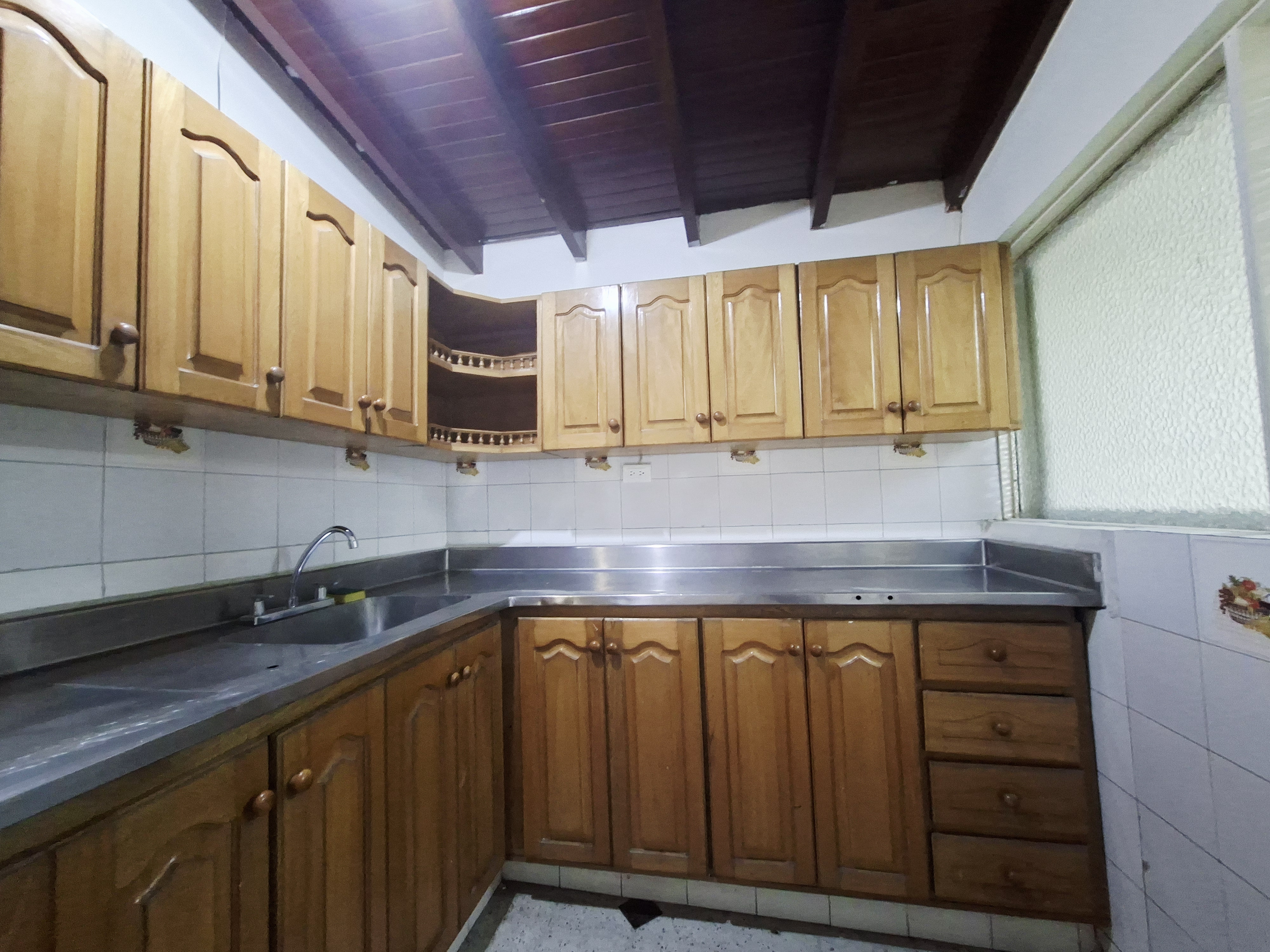 CASA EN ARRIENDO LAURELES, CERCA A LA AV BOLIVARIANA Y PARQUE DE BÉLEN