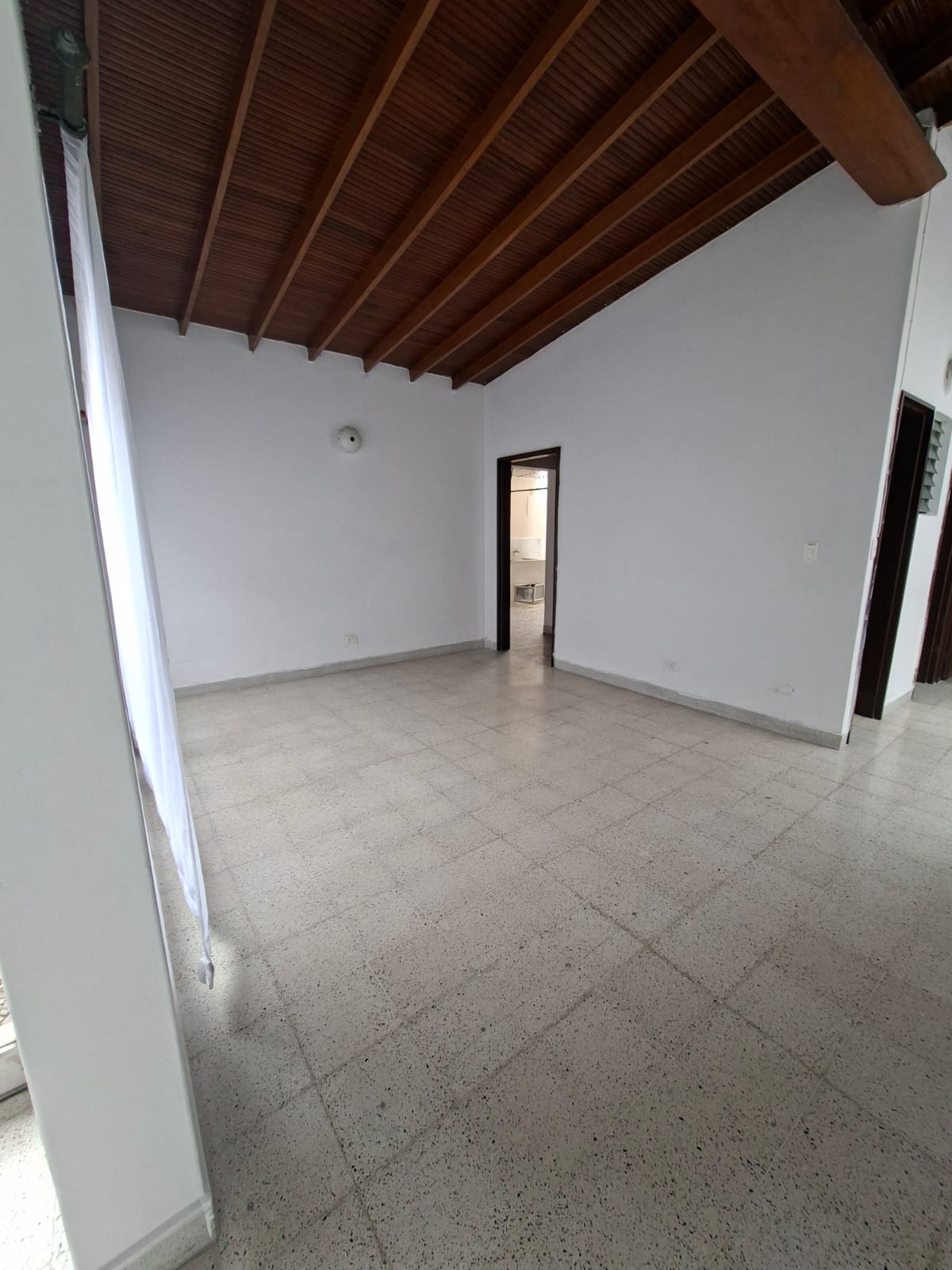 CASA EN CONQUISTADORES CERCA A LA AVENIDA BOLIVARIANA