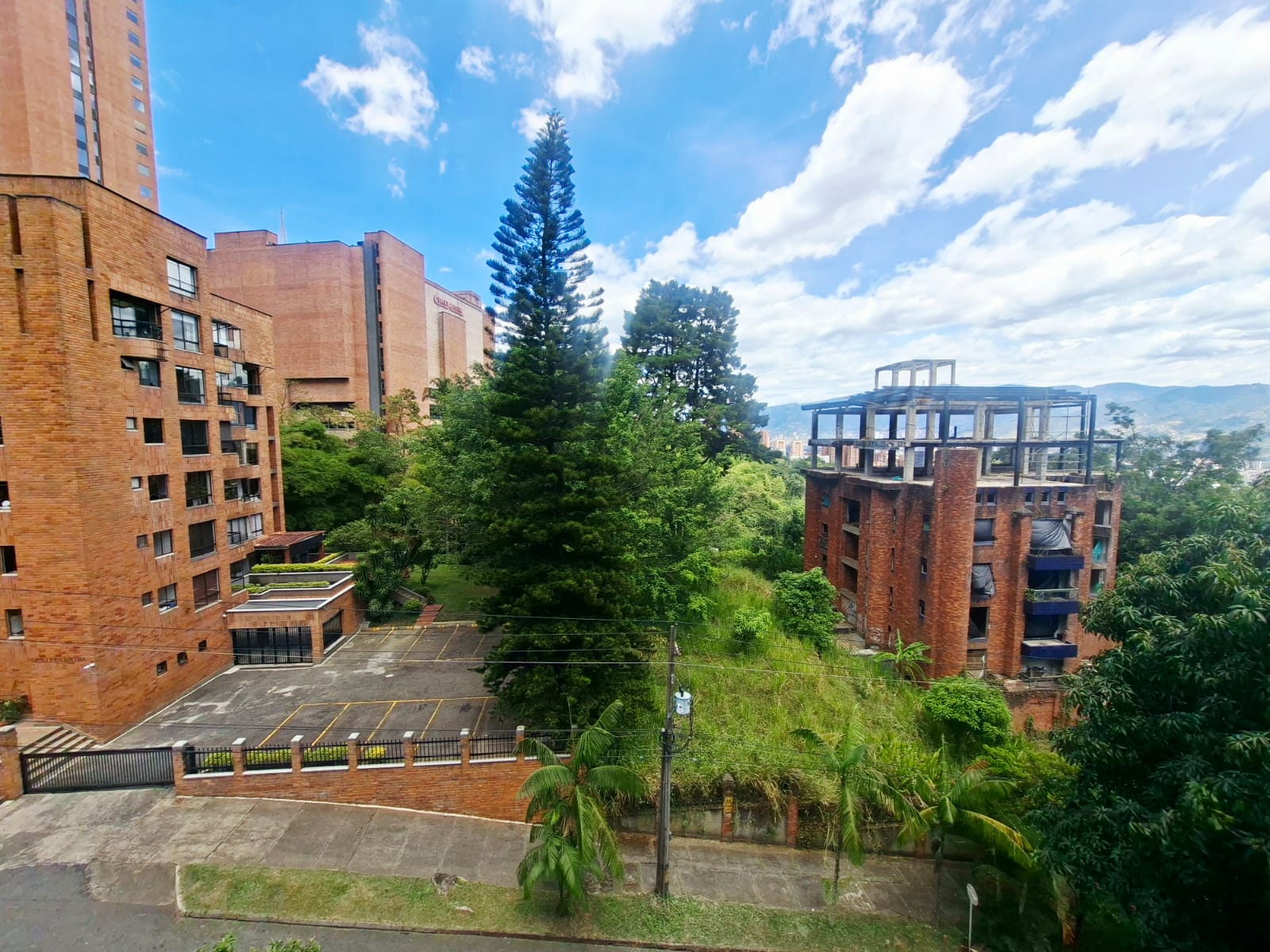 APARTAMENTO EN ARRIENDO POBLADO MUY CERCA AL MALL DEL ESTE
