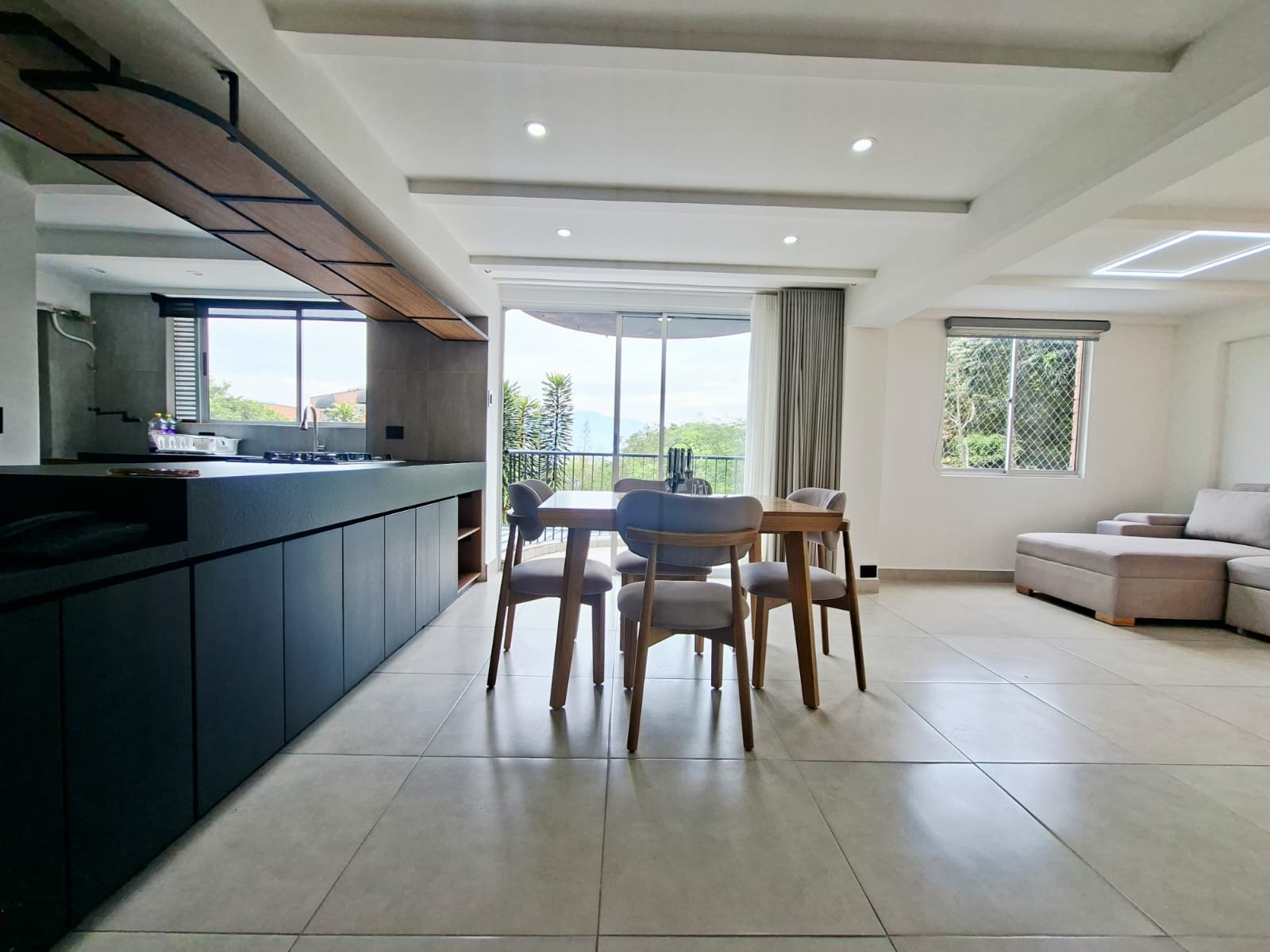 APARTAMENTO EN ARRIENDO AMOBLADO POBLADO CERCA  AL TESORO TV