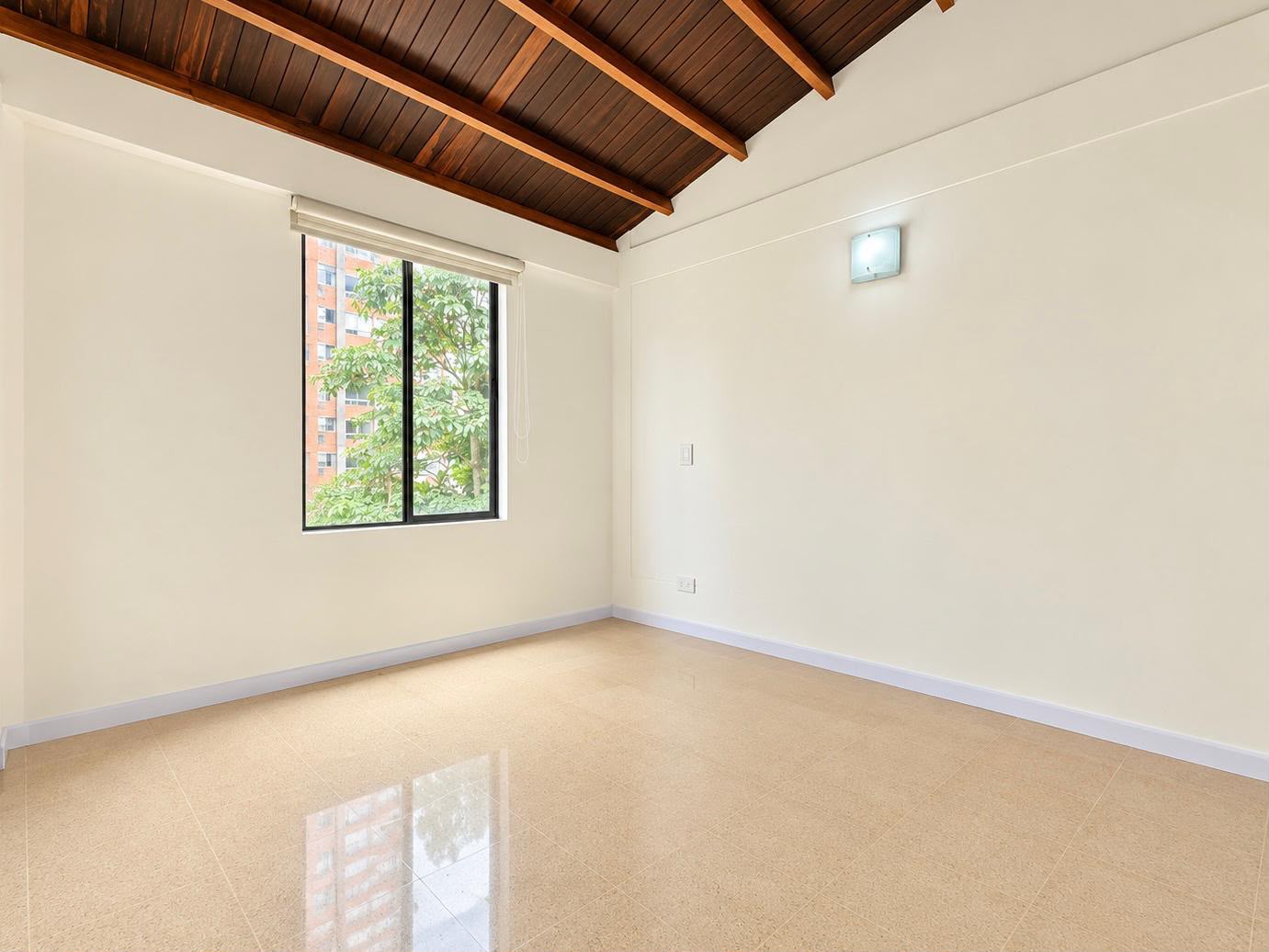 CASA EN ARRIENDO CERCA MALL ESTE