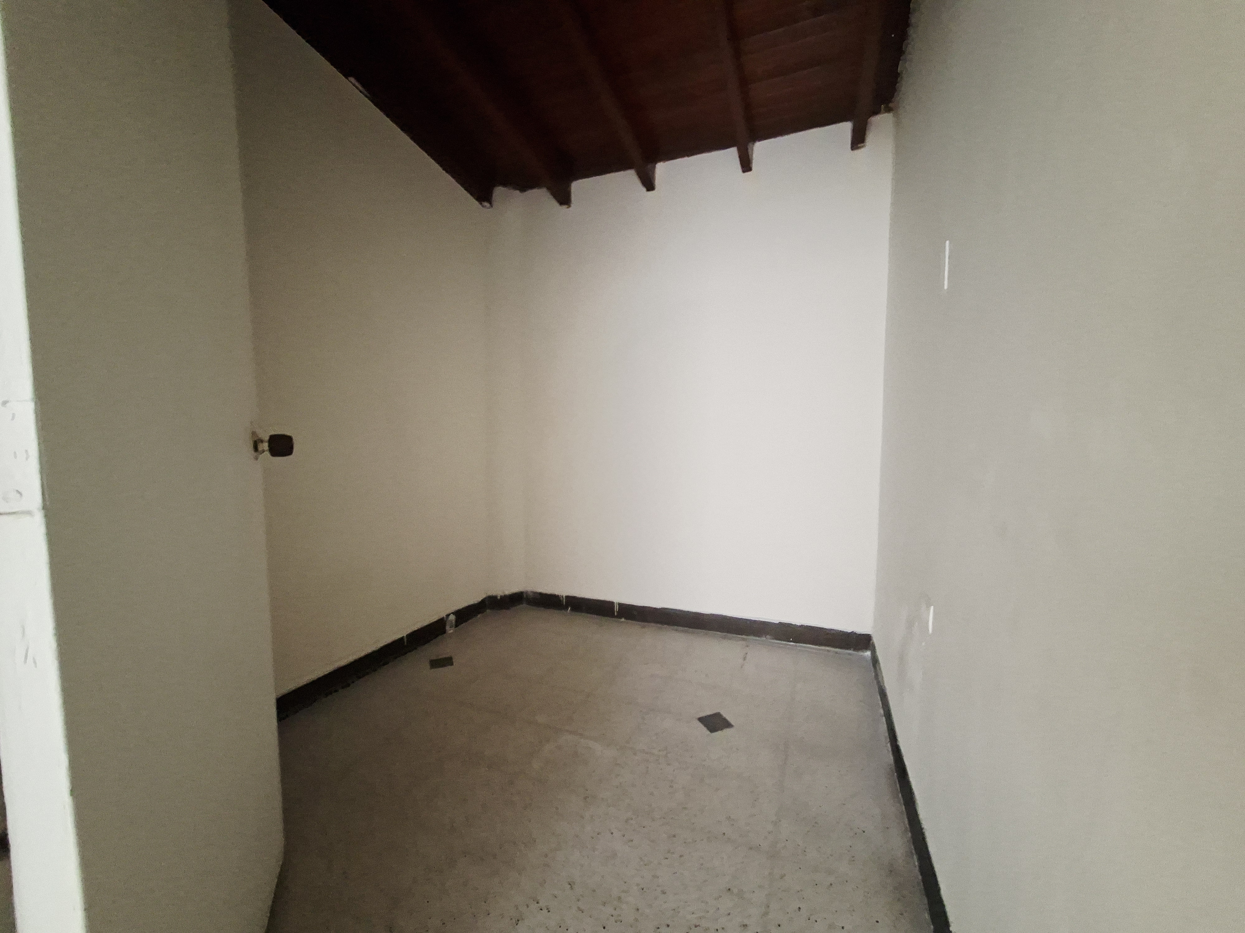 CASA EN ARRIENDO LAURELES, CERCA A LA AV BOLIVARIANA Y PARQUE DE BÉLEN