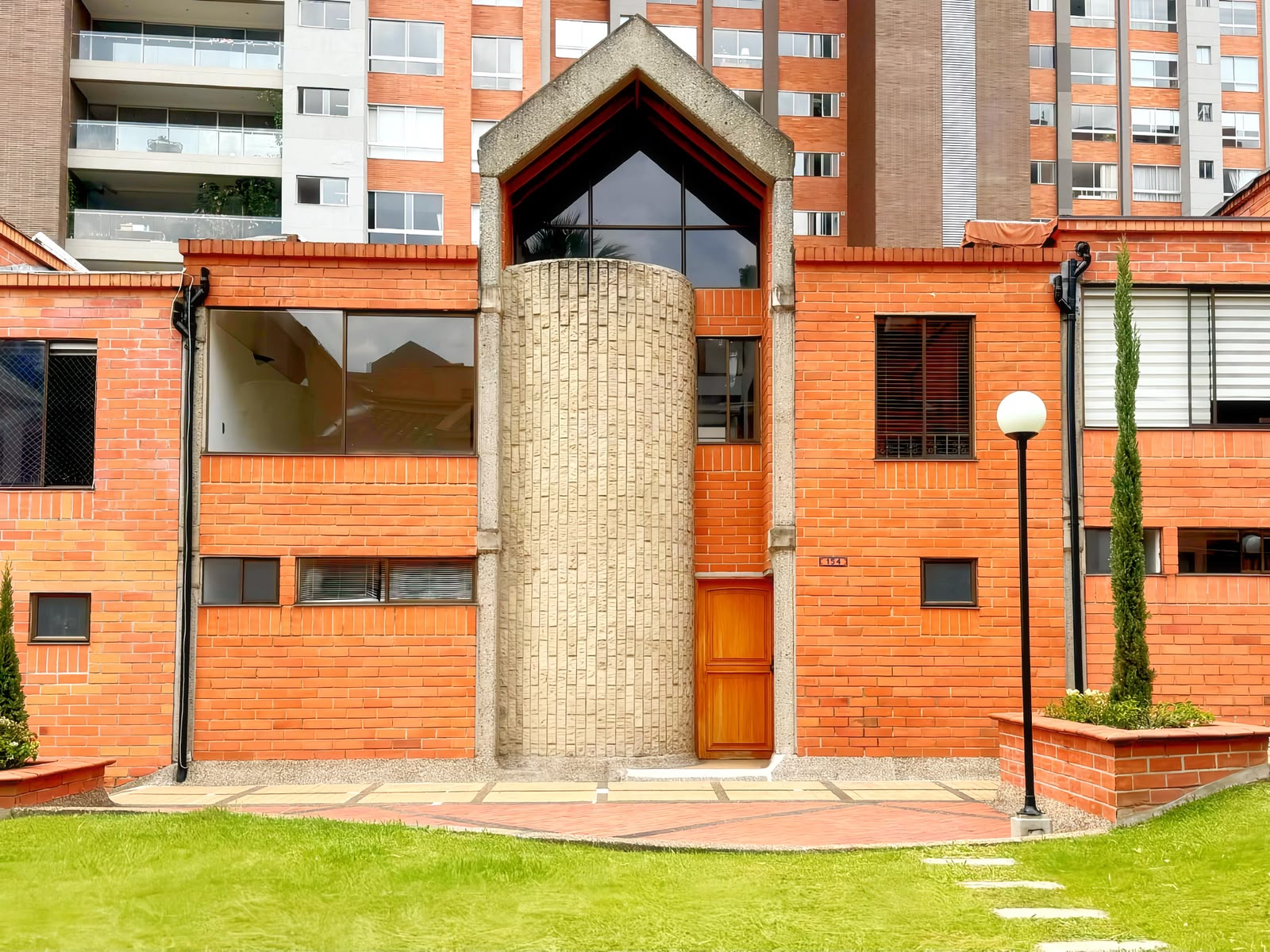 CASA EN ARRIENDO CERCA MALL ESTE